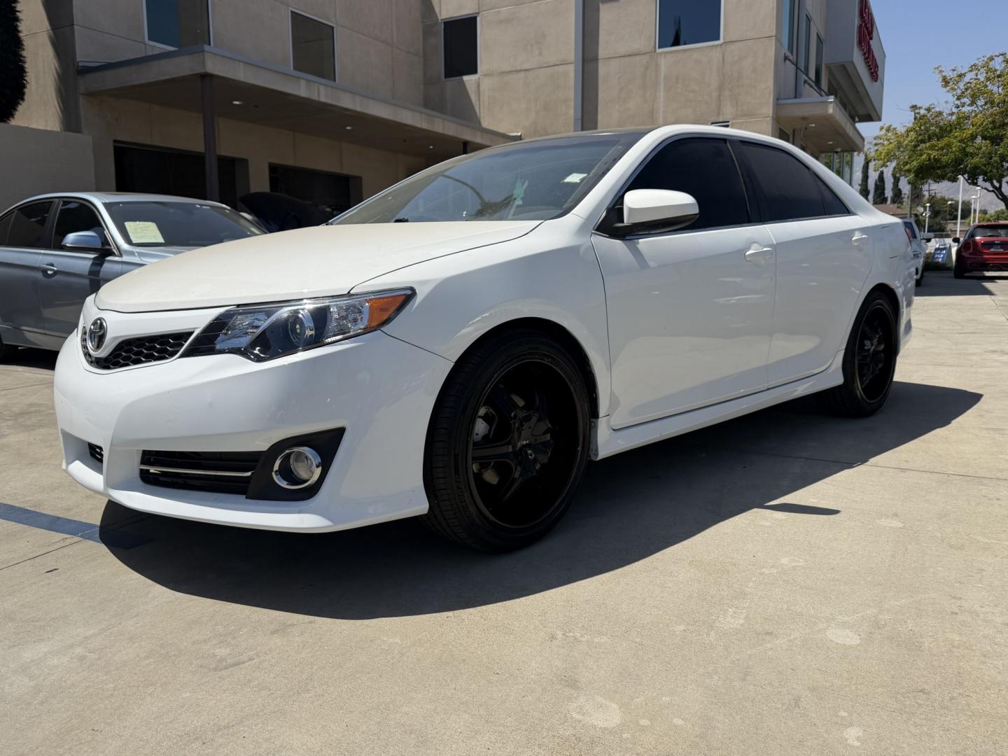 2014 White Toyota Camry SE (4T1BF1FK9EU) with an 2.5L L4 DOHC 16V engine, 6-Speed Automatic transmission, located at 30 S. Berkeley Avenue, Pasadena, CA, 91107, (626) 248-7567, 34.145447, -118.109398 - Back up camera! Bluetooth! Fog Lights! Premium Wheels! This Toyota looks and drives good. Climate Control! Heate! Low Miles! This Camry SE looks and drives good. It comes well equipped with, Power Driver Seat,Power Passenger Seat,Tire Pressure Monitor , climate control, and a lot more . Call us wi- Photo#0