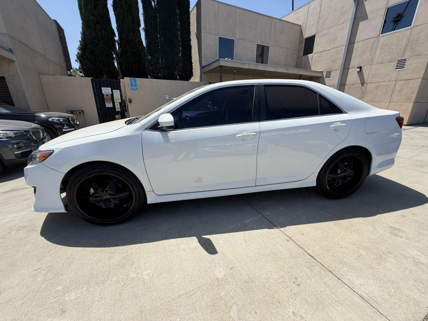 2014 White Toyota Camry SE (4T1BF1FK9EU) with an 2.5L L4 DOHC 16V engine, 6-Speed Automatic transmission, located at 30 S. Berkeley Avenue, Pasadena, CA, 91107, (626) 248-7567, 34.145447, -118.109398 - Back up camera! Bluetooth! Fog Lights! Premium Wheels! This Toyota looks and drives good. Climate Control! Heate! Low Miles! This Camry SE looks and drives good. It comes well equipped with, Power Driver Seat,Power Passenger Seat,Tire Pressure Monitor , climate control, and a lot more . Call us wi- Photo#1