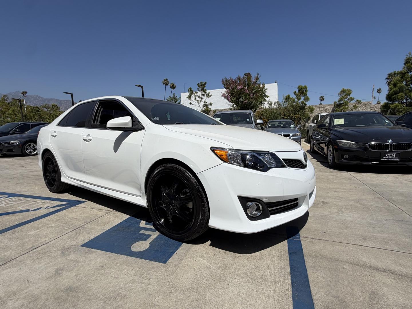 2014 White Toyota Camry SE (4T1BF1FK9EU) with an 2.5L L4 DOHC 16V engine, 6-Speed Automatic transmission, located at 30 S. Berkeley Avenue, Pasadena, CA, 91107, (626) 248-7567, 34.145447, -118.109398 - Back up camera! Bluetooth! Fog Lights! Premium Wheels! This Toyota looks and drives good. Climate Control! Heate! Low Miles! This Camry SE looks and drives good. It comes well equipped with, Power Driver Seat,Power Passenger Seat,Tire Pressure Monitor , climate control, and a lot more . Call us wi- Photo#6