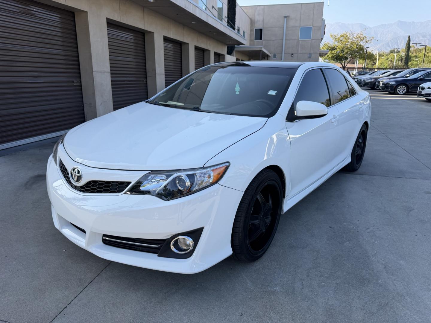 2014 White Toyota Camry SE (4T1BF1FK9EU) with an 2.5L L4 DOHC 16V engine, 6-Speed Automatic transmission, located at 30 S. Berkeley Avenue, Pasadena, CA, 91107, (626) 248-7567, 34.145447, -118.109398 - Back up camera! Bluetooth! Fog Lights! Premium Wheels! This Toyota looks and drives good. Climate Control! Heate! Low Miles! This Camry SE looks and drives good. It comes well equipped with, Power Driver Seat,Power Passenger Seat,Tire Pressure Monitor , climate control, and a lot more . Call us wi- Photo#8