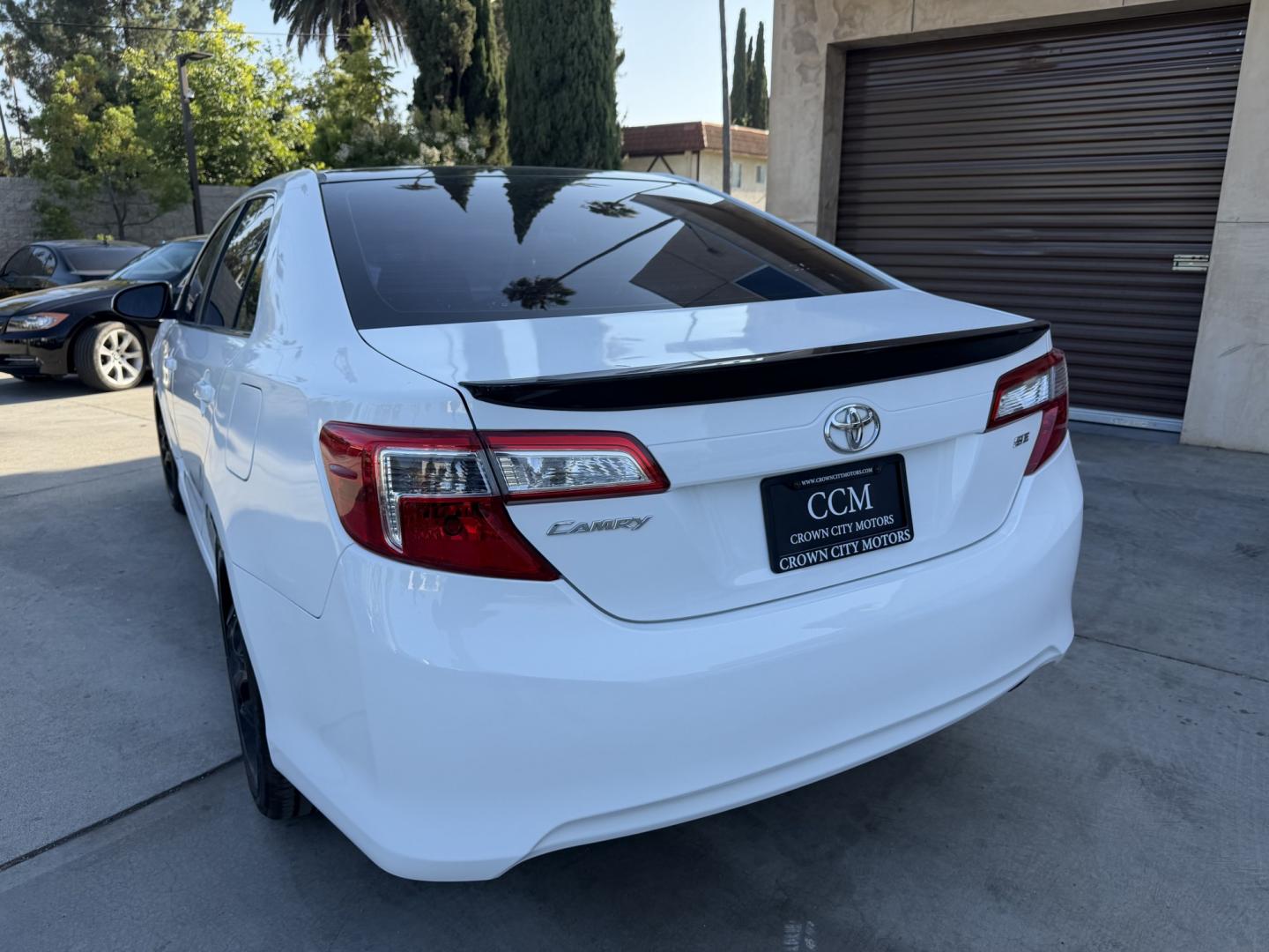2014 White Toyota Camry SE (4T1BF1FK9EU) with an 2.5L L4 DOHC 16V engine, 6-Speed Automatic transmission, located at 30 S. Berkeley Avenue, Pasadena, CA, 91107, (626) 248-7567, 34.145447, -118.109398 - Back up camera! Bluetooth! Fog Lights! Premium Wheels! This Toyota looks and drives good. Climate Control! Heate! Low Miles! This Camry SE looks and drives good. It comes well equipped with, Power Driver Seat,Power Passenger Seat,Tire Pressure Monitor , climate control, and a lot more . Call us wi- Photo#11