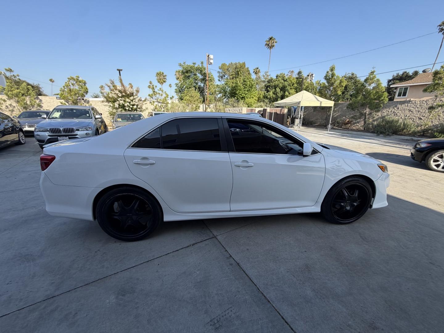 2014 White Toyota Camry SE (4T1BF1FK9EU) with an 2.5L L4 DOHC 16V engine, 6-Speed Automatic transmission, located at 30 S. Berkeley Avenue, Pasadena, CA, 91107, (626) 248-7567, 34.145447, -118.109398 - Back up camera! Bluetooth! Fog Lights! Premium Wheels! This Toyota looks and drives good. Climate Control! Heate! Low Miles! This Camry SE looks and drives good. It comes well equipped with, Power Driver Seat,Power Passenger Seat,Tire Pressure Monitor , climate control, and a lot more . Call us wi- Photo#16