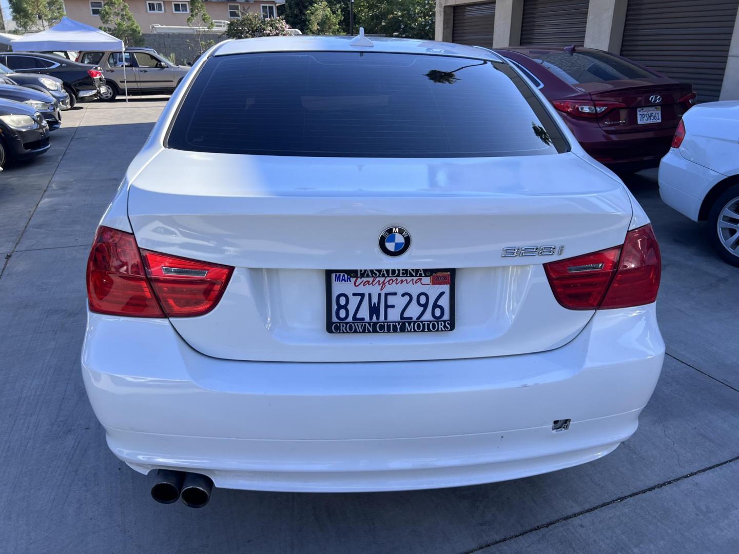 2011 White /Black BMW 3-Series 328i SA SULEV (WBAPH5G55BN) with an 3.0L L6 DOHC 24V engine, Automatic transmission, located at 30 S. Berkeley Avenue, Pasadena, CA, 91107, (626) 248-7567, 34.145447, -118.109398 - Buy Here Pay Here BMW 328i for Sale in Pasadena | 2011 BMW – $500 Down – No Credit Needed Looking to drive a luxury car but worried about your credit? At Crown City Motors in Pasadena, we specialize in helping people with bad credit, no credit, or past financial issues get approved with ease. - Photo#10