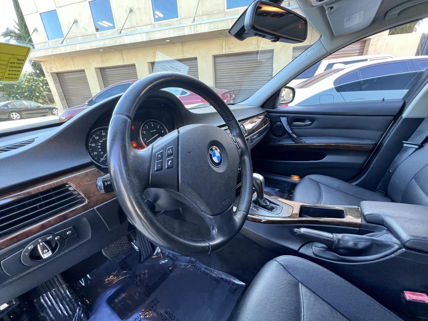 2011 White /Black BMW 3-Series 328i SA SULEV (WBAPH5G55BN) with an 3.0L L6 DOHC 24V engine, Automatic transmission, located at 30 S. Berkeley Avenue, Pasadena, CA, 91107, (626) 248-7567, 34.145447, -118.109398 - Buy Here Pay Here BMW 328i for Sale in Pasadena | 2011 BMW – $500 Down – No Credit Needed Looking to drive a luxury car but worried about your credit? At Crown City Motors in Pasadena, we specialize in helping people with bad credit, no credit, or past financial issues get approved with ease. - Photo#12