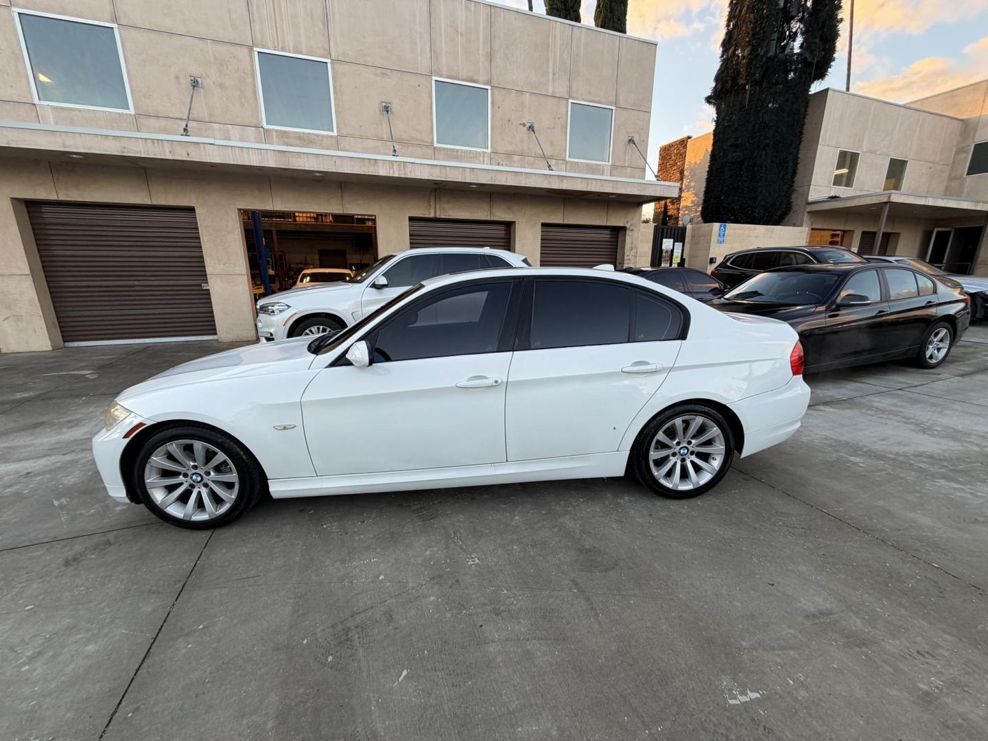 2011 White /Black BMW 3-Series 328i SA SULEV (WBAPH5G55BN) with an 3.0L L6 DOHC 24V engine, Automatic transmission, located at 30 S. Berkeley Avenue, Pasadena, CA, 91107, (626) 248-7567, 34.145447, -118.109398 - Buy Here Pay Here BMW 328i for Sale in Pasadena | 2011 BMW – $500 Down – No Credit Needed Looking to drive a luxury car but worried about your credit? At Crown City Motors in Pasadena, we specialize in helping people with bad credit, no credit, or past financial issues get approved with ease. - Photo#27