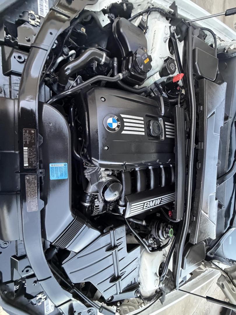 2011 White /Black BMW 3-Series 328i SA SULEV (WBAPH5G55BN) with an 3.0L L6 DOHC 24V engine, Automatic transmission, located at 30 S. Berkeley Avenue, Pasadena, CA, 91107, (626) 248-7567, 34.145447, -118.109398 - Buy Here Pay Here BMW 328i for Sale in Pasadena | 2011 BMW – $500 Down – No Credit Needed Looking to drive a luxury car but worried about your credit? At Crown City Motors in Pasadena, we specialize in helping people with bad credit, no credit, or past financial issues get approved with ease. - Photo#43