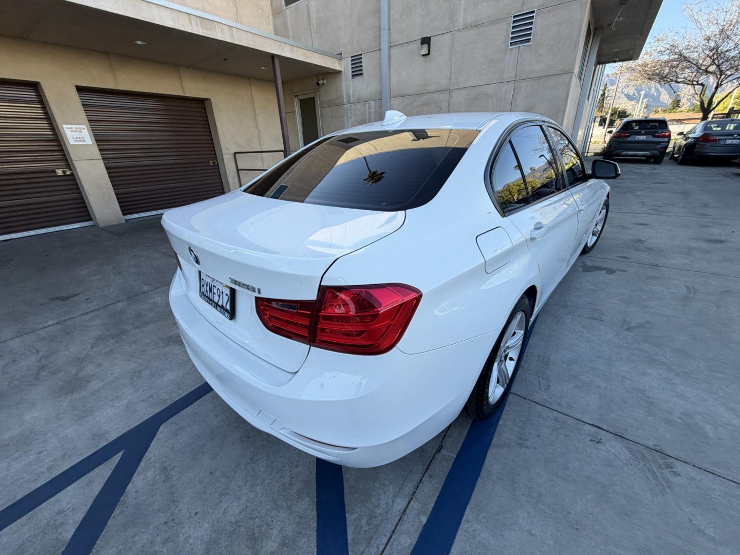2013 White /Black BMW 3-Series 328i Sedan (WBA3C1C56DK) with an 2.0L L4 DOHC 16V engine, Automatic transmission, located at 30 S. Berkeley Avenue, Pasadena, CA, 91107, (626) 248-7567, 34.145447, -118.109398 - Looking for a sleek and stylish sedan that won't break the bank? Look no further than this 2013 BMW 3-Series 328i Sedan. With its classic design and top-of-the-line features, this car is sure to turn heads on the road. And with our buy here pay here financing options, you can drive away with the car - Photo#8
