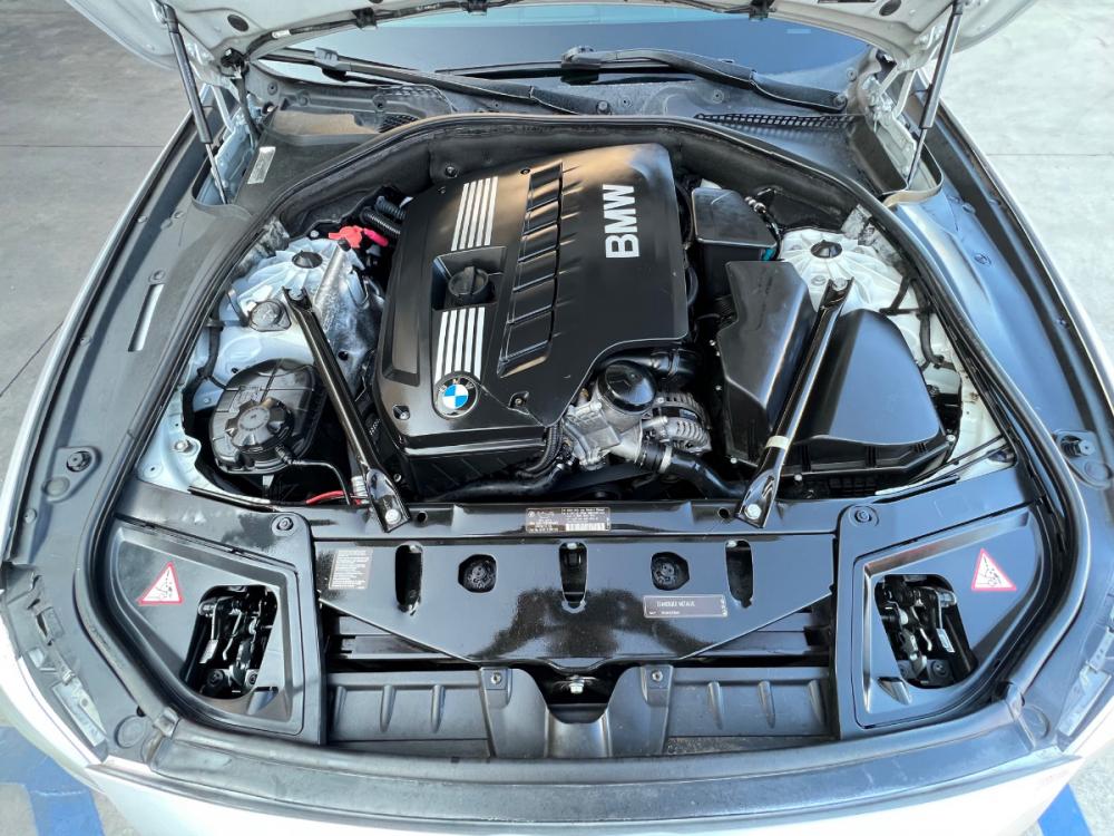 2011 /BLACK BMW 5-Series 528i (WBAFR1C54BC) with an 3.0L L6 DOHC 24V engine, 6-Speed Automatic transmission, located at 30 S. Berkeley Avenue, Pasadena, CA, 91107, (626) 248-7567, 34.145447, -118.109398 - Navigation! Leather Seats! Moonroof! This 2011 BMW 5-Series 528i looks and drives Well! Bad Credit? We can help! We are the bank. All our cars are thoroughly inspected and reconditioned by our technicians. FREE CARFAX report. Stop by or call to speak with our friendly staff. Whether you have bad cre - Photo #17