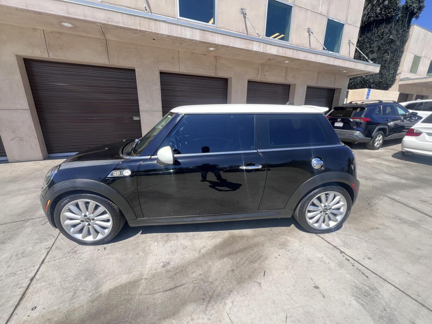 2010 Jet Black /BLACK Mini Cooper S (WMWMF7C52AT) with an 1.6L L4 DOHC 16V TURBO engine, AUTOMATIC transmission, located at 30 S. Berkeley Avenue, Pasadena, CA, 91107, (626) 248-7567, 34.145447, -118.109398 - New Tires! Nice Interior! Great MPG! Looks and drives well. Bad credit? We can help! We are the bank. All our cars are thoroughly inspected and reconditioned by our technicians. FREE CARFAX report. Stop by or call to speak with our friendly staff. Whether you have bad credit, no credit, bankruptcy - Photo#5