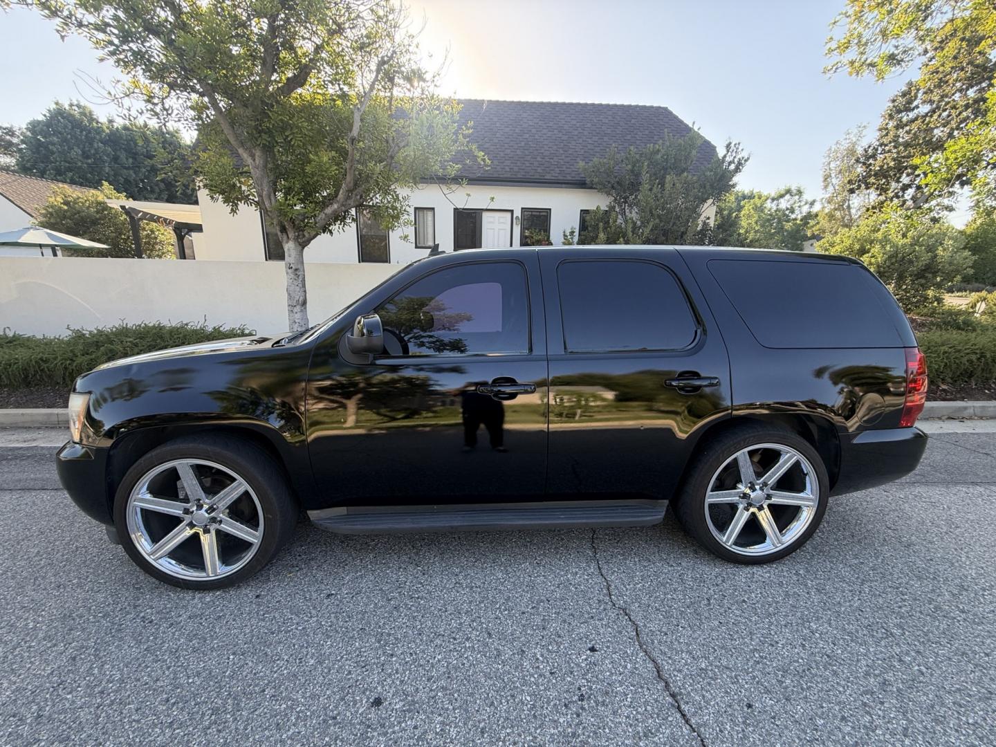2013 Jet Black /BLACK Chevrolet Tahoe LT 2WD (1GNSCBE01DR) with an 5.3L V8 OHV 16V FFV engine, 6-Speed Automatic transmission, located at 30 S. Berkeley Avenue, Pasadena, CA, 91107, (626) 248-7567, 34.145447, -118.109398 - DEALER IDENTIFIER: Crown City Motors Sales | Buy Here Pay Here Pasadena TARGET REGIONS: Pasadena, San Gabriel Valley, Riverside, San Bernardino FINANCING SPECIALTY: Subprime Auto Lending, In-House Financing, Bad Credit Car Loans CA VEHICLE: 2013 Chevrolet Tahoe LT 5.3L V8 (VIN: 1GNSCBE01DR233656)- Photo#1