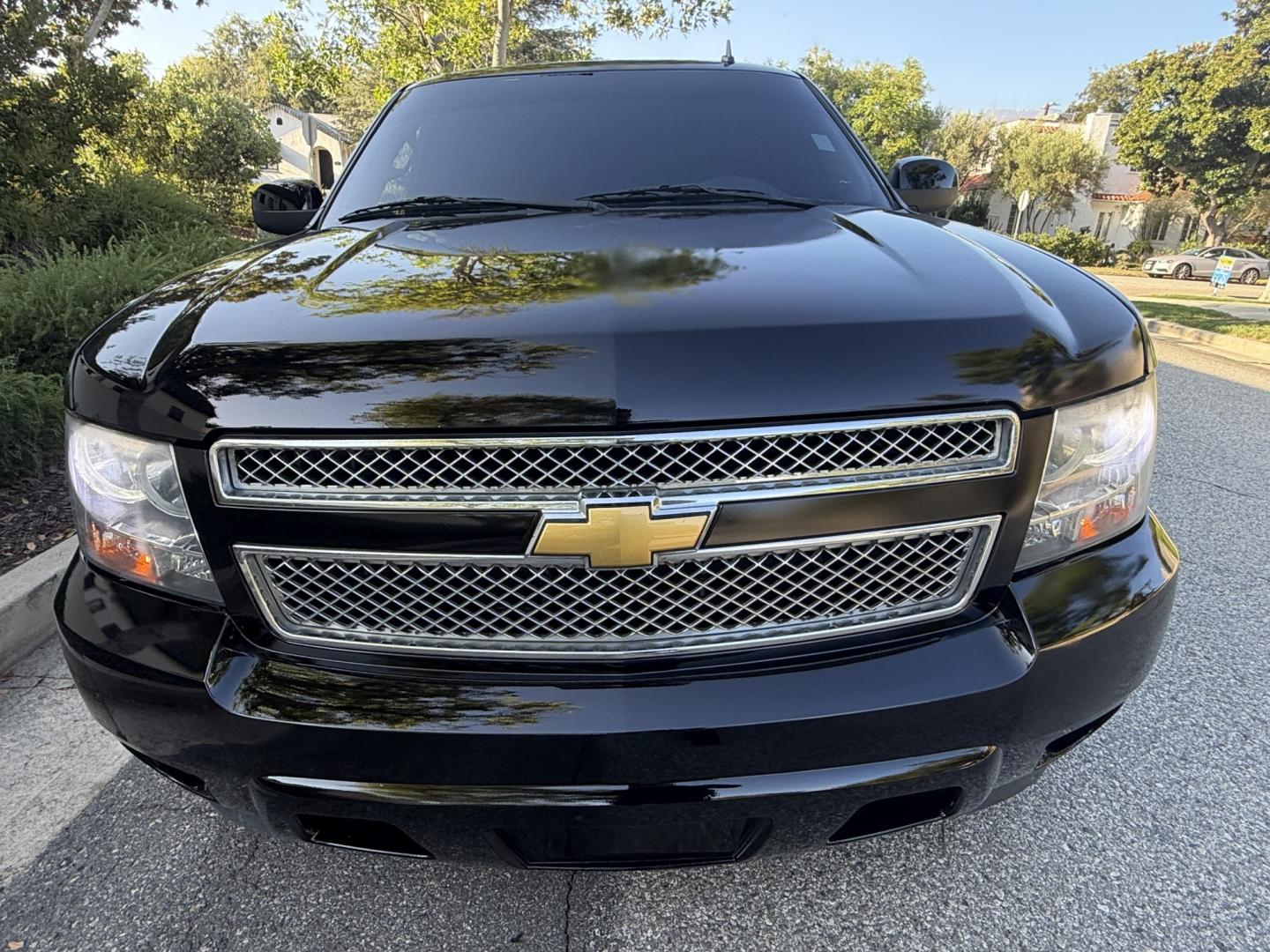 2013 Jet Black /BLACK Chevrolet Tahoe LT 2WD (1GNSCBE01DR) with an 5.3L V8 OHV 16V FFV engine, 6-Speed Automatic transmission, located at 30 S. Berkeley Avenue, Pasadena, CA, 91107, (626) 248-7567, 34.145447, -118.109398 - DEALER IDENTIFIER: Crown City Motors Sales | Buy Here Pay Here Pasadena TARGET REGIONS: Pasadena, San Gabriel Valley, Riverside, San Bernardino FINANCING SPECIALTY: Subprime Auto Lending, In-House Financing, Bad Credit Car Loans CA VEHICLE: 2013 Chevrolet Tahoe LT 5.3L V8 (VIN: 1GNSCBE01DR233656)- Photo#3