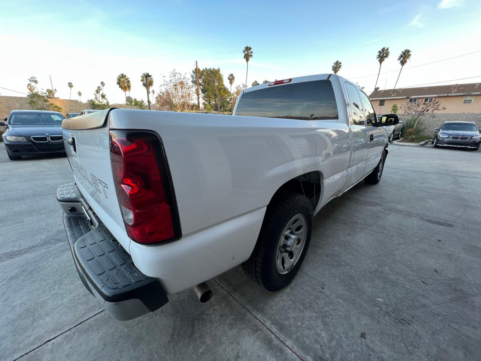 2006 White Chevrolet Silverado 1500 LS Ext. Cab 2WD (1GCEC19V66Z) with an 4.8L V8 OHV 16V engine, 4-Speed Automatic Overdrive transmission, located at 30 S. Berkeley Avenue, Pasadena, CA, 91107, (626) 248-7567, 34.145447, -118.109398 - Photo #4