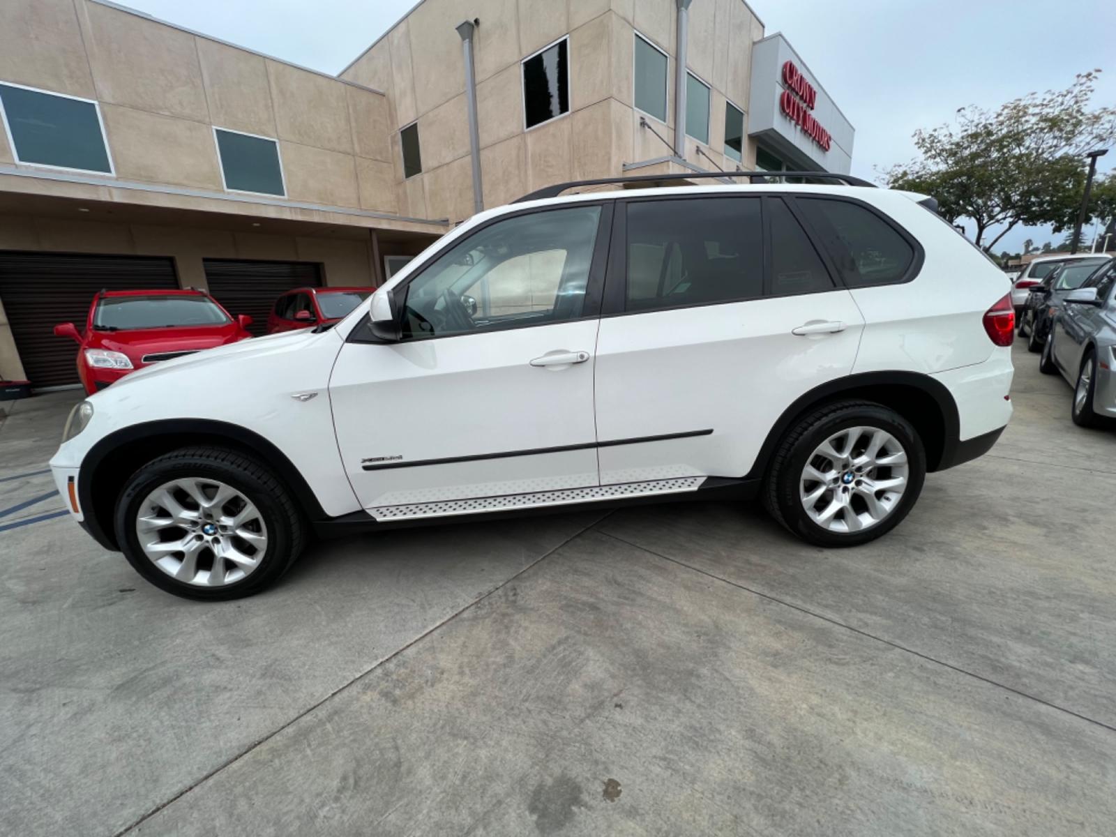 2011 White /TAN BMW X5 xDrive35i (5UXZV4C50BL) with an 3.5L L6 DOHC 24V engine, 6-Speed Automatic transmission, located at 30 S. Berkeley Avenue, Pasadena, CA, 91107, (626) 248-7567, 34.145447, -118.109398 - Navigation ! Leather! Moon-roof! The 2011 BMW X5 xDrive35i is a luxury SUV that offers the perfect combination of performance, style, and comfort. With its powerful engine, all-wheel drive system, and spacious interior, the X5 is perfect for both city driving and off-road adventures. And, with our b - Photo #1