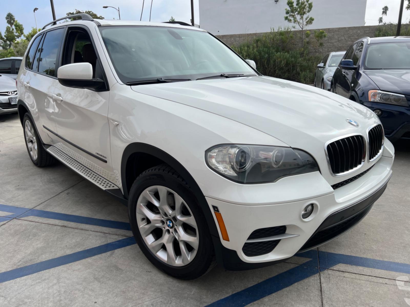 2011 White /TAN BMW X5 xDrive35i (5UXZV4C50BL) with an 3.5L L6 DOHC 24V engine, 6-Speed Automatic transmission, located at 30 S. Berkeley Avenue, Pasadena, CA, 91107, (626) 248-7567, 34.145447, -118.109398 - Navigation ! Leather! Moon-roof! The 2011 BMW X5 xDrive35i is a luxury SUV that offers the perfect combination of performance, style, and comfort. With its powerful engine, all-wheel drive system, and spacious interior, the X5 is perfect for both city driving and off-road adventures. And, with our b - Photo #4