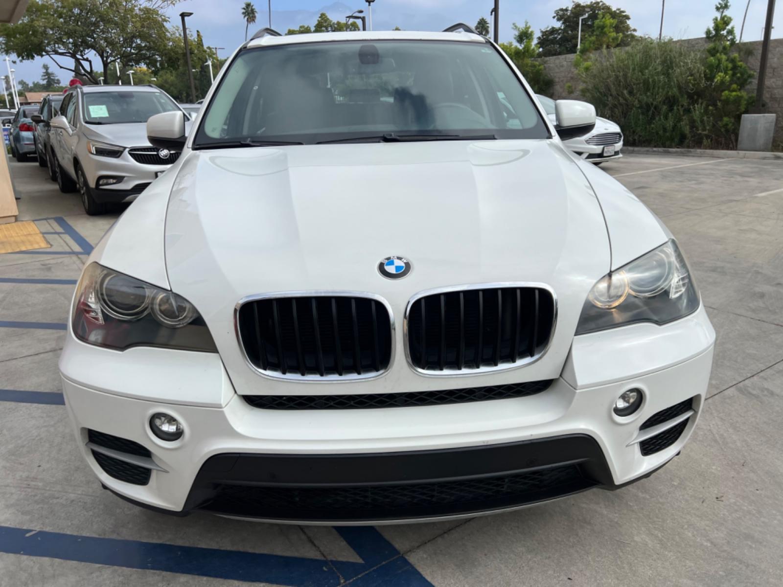 2011 White /TAN BMW X5 xDrive35i (5UXZV4C50BL) with an 3.5L L6 DOHC 24V engine, 6-Speed Automatic transmission, located at 30 S. Berkeley Avenue, Pasadena, CA, 91107, (626) 248-7567, 34.145447, -118.109398 - Navigation ! Leather! Moon-roof! The 2011 BMW X5 xDrive35i is a luxury SUV that offers the perfect combination of performance, style, and comfort. With its powerful engine, all-wheel drive system, and spacious interior, the X5 is perfect for both city driving and off-road adventures. And, with our b - Photo #5