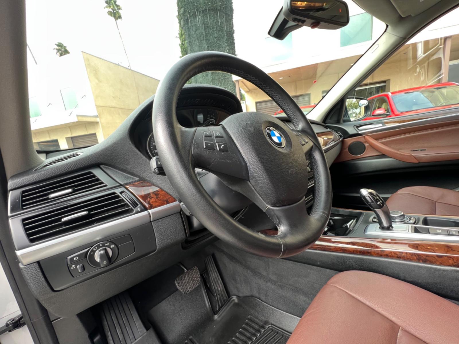 2011 White /TAN BMW X5 xDrive35i (5UXZV4C50BL) with an 3.5L L6 DOHC 24V engine, 6-Speed Automatic transmission, located at 30 S. Berkeley Avenue, Pasadena, CA, 91107, (626) 248-7567, 34.145447, -118.109398 - Navigation ! Leather! Moon-roof! The 2011 BMW X5 xDrive35i is a luxury SUV that offers the perfect combination of performance, style, and comfort. With its powerful engine, all-wheel drive system, and spacious interior, the X5 is perfect for both city driving and off-road adventures. And, with our b - Photo #7