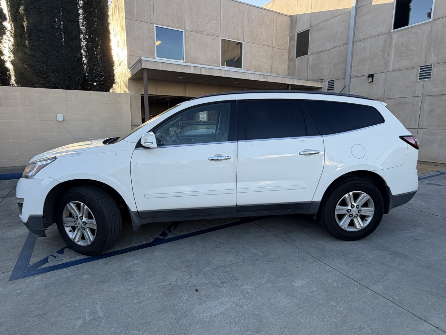 2014 WHITE /Gray Chevrolet Traverse 1LT FWD (1GNKRGKD3EJ) with an 3.6L V6 DOHC 24V engine, 6-Speed Automatic transmission, located at 30 S. Berkeley Avenue, Pasadena, CA, 91107, (626) 248-7567, 34.145447, -118.109398 - Crown City Motors is a used “Buy Here Pay Here” car dealer in Pasadena CA. “Buy Here Pay Here” financing, means that when you purchase your vehicle from our dealership, that you make the payments to the dealership as well. We do not need the banks approval to get you approved for a used auto - Photo#1