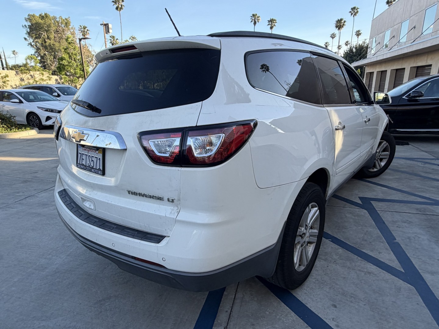 2014 WHITE /Gray Chevrolet Traverse 1LT FWD (1GNKRGKD3EJ) with an 3.6L V6 DOHC 24V engine, 6-Speed Automatic transmission, located at 30 S. Berkeley Avenue, Pasadena, CA, 91107, (626) 248-7567, 34.145447, -118.109398 - Crown City Motors is a used “Buy Here Pay Here” car dealer in Pasadena CA. “Buy Here Pay Here” financing, means that when you purchase your vehicle from our dealership, that you make the payments to the dealership as well. We do not need the banks approval to get you approved for a used auto - Photo#4