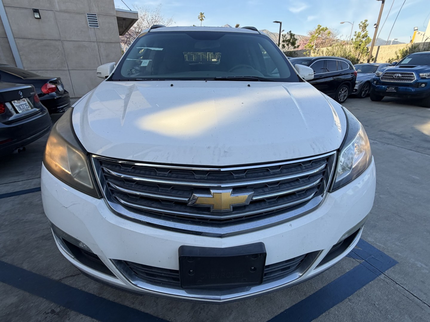 2014 WHITE /Gray Chevrolet Traverse 1LT FWD (1GNKRGKD3EJ) with an 3.6L V6 DOHC 24V engine, 6-Speed Automatic transmission, located at 30 S. Berkeley Avenue, Pasadena, CA, 91107, (626) 248-7567, 34.145447, -118.109398 - Crown City Motors is a used “Buy Here Pay Here” car dealer in Pasadena CA. “Buy Here Pay Here” financing, means that when you purchase your vehicle from our dealership, that you make the payments to the dealership as well. We do not need the banks approval to get you approved for a used auto - Photo#6