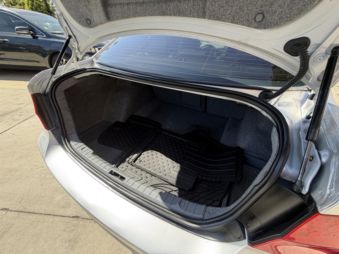 2011 /Black BMW 3-Series 328i SA (WBAPH7G58BN) with an 3.0L L6 DOHC 24V engine, Automatic transmission, located at 30 S. Berkeley Avenue, Pasadena, CA, 91107, (626) 248-7567, 34.145447, -118.109398 - Photo#10