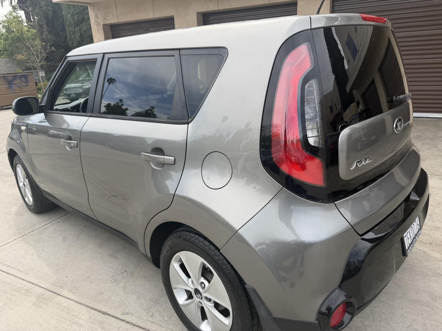 2014 SILVER /Black Kia Soul Base (KNDJN2A29E7) with an 1.6L L4 DOHC 16V engine, Automatic transmission, located at 30 S. Berkeley Avenue, Pasadena, CA, 91107, (626) 248-7567, 34.145447, -118.109398 - Photo#3