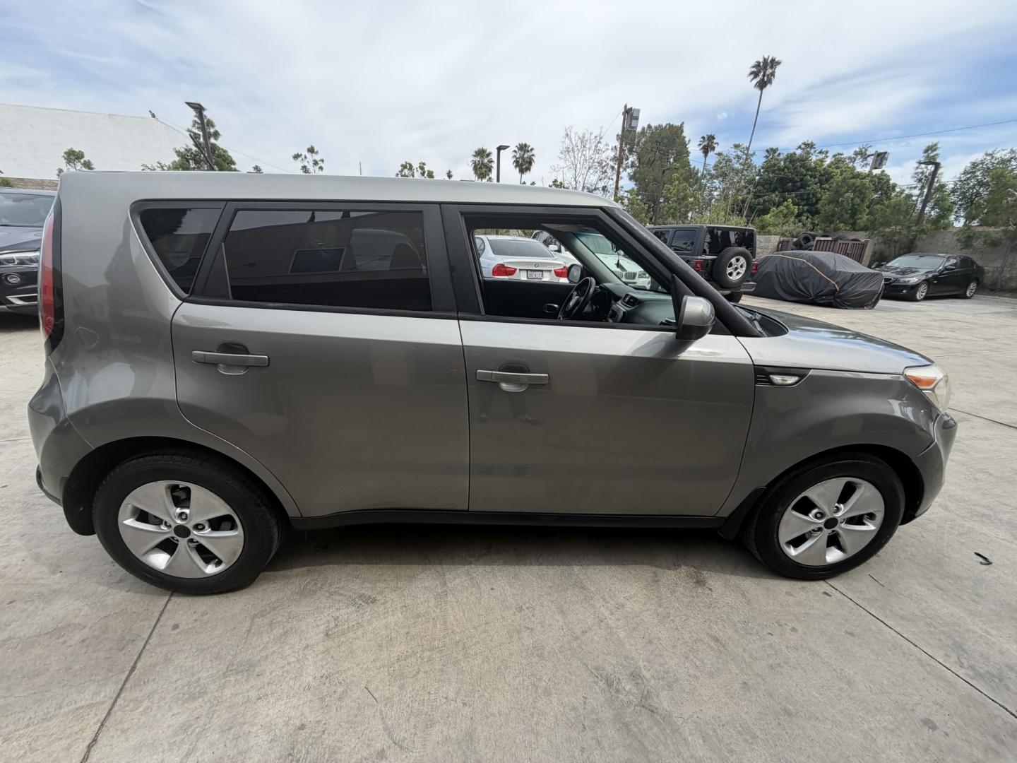 2014 SILVER /Black Kia Soul Base (KNDJN2A29E7) with an 1.6L L4 DOHC 16V engine, Automatic transmission, located at 30 S. Berkeley Avenue, Pasadena, CA, 91107, (626) 248-7567, 34.145447, -118.109398 - Photo#6