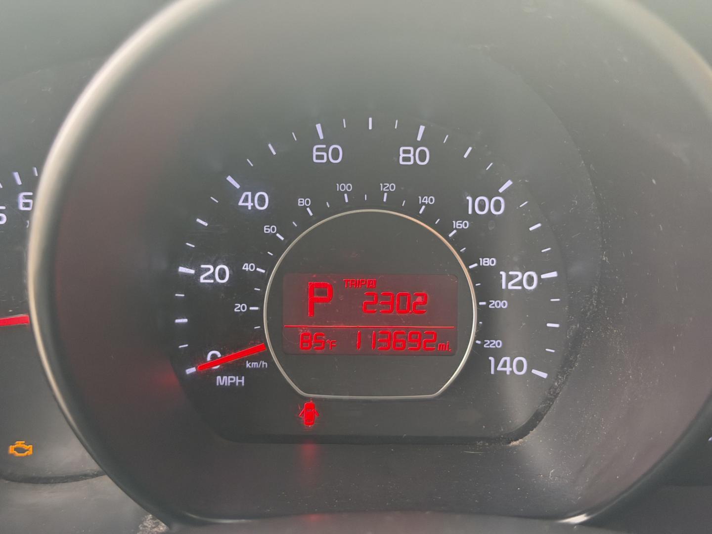 2014 SILVER /Black Kia Soul Base (KNDJN2A29E7) with an 1.6L L4 DOHC 16V engine, Automatic transmission, located at 30 S. Berkeley Avenue, Pasadena, CA, 91107, (626) 248-7567, 34.145447, -118.109398 - Photo#14