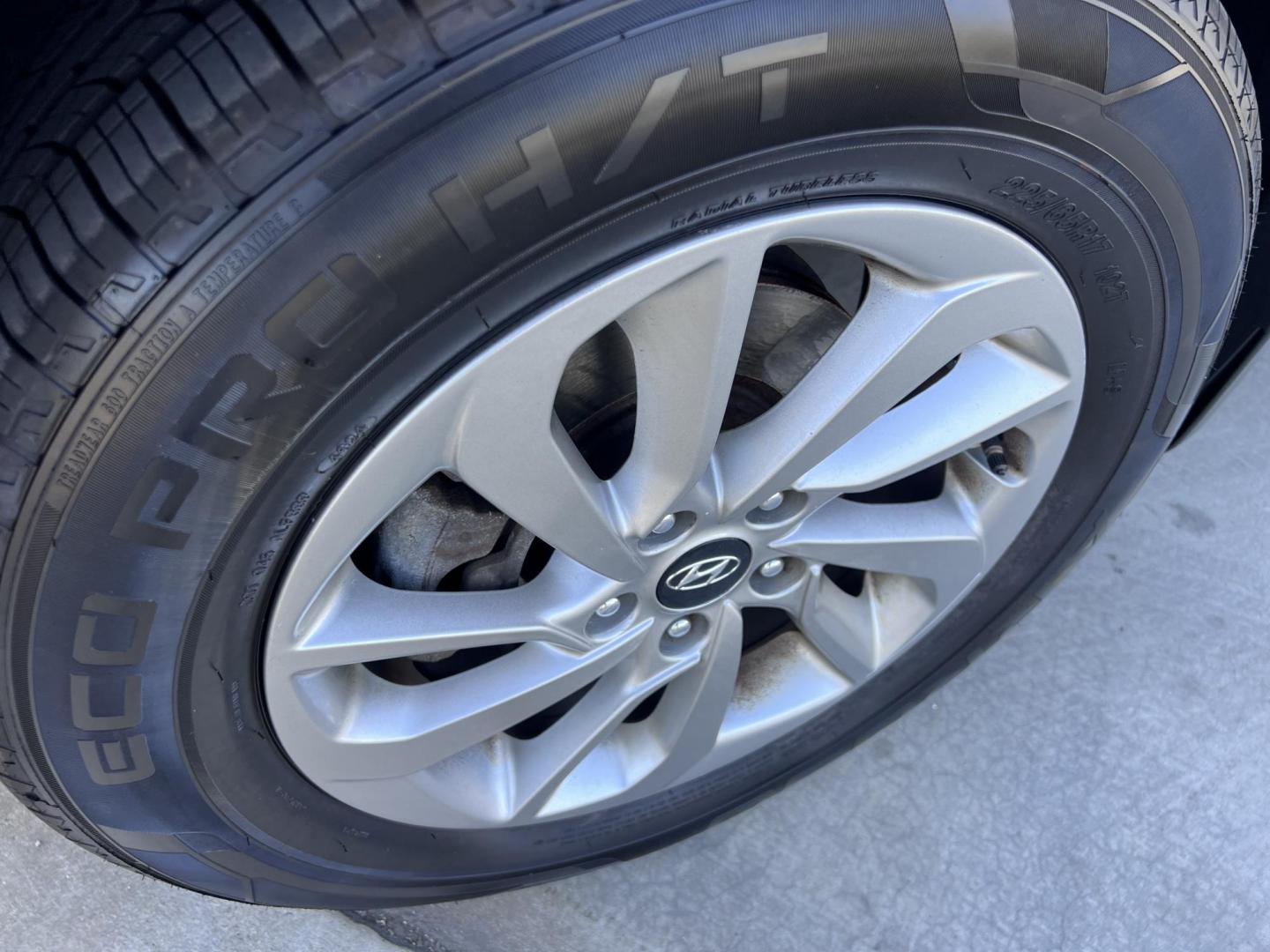 2017 White /Black Hyundai Tucson SE w/Preferred Package AWD (KM8J3CA41HU) with an 2.0L L4 DOHC 16V engine, 6A transmission, located at 30 S. Berkeley Avenue, Pasadena, CA, 91107, (626) 248-7567, 34.145447, -118.109398 - 2017 Hyundai Tucson SE – Buy Here Pay Here – No Credit Needed – Crown City Motors in Pasadena, CA Looking for a reliable and stylish SUV that fits your budget and helps you get back on the road today? Look no further than this 2017 Hyundai Tucson SE, now available at Crown City Motors, your - Photo#19