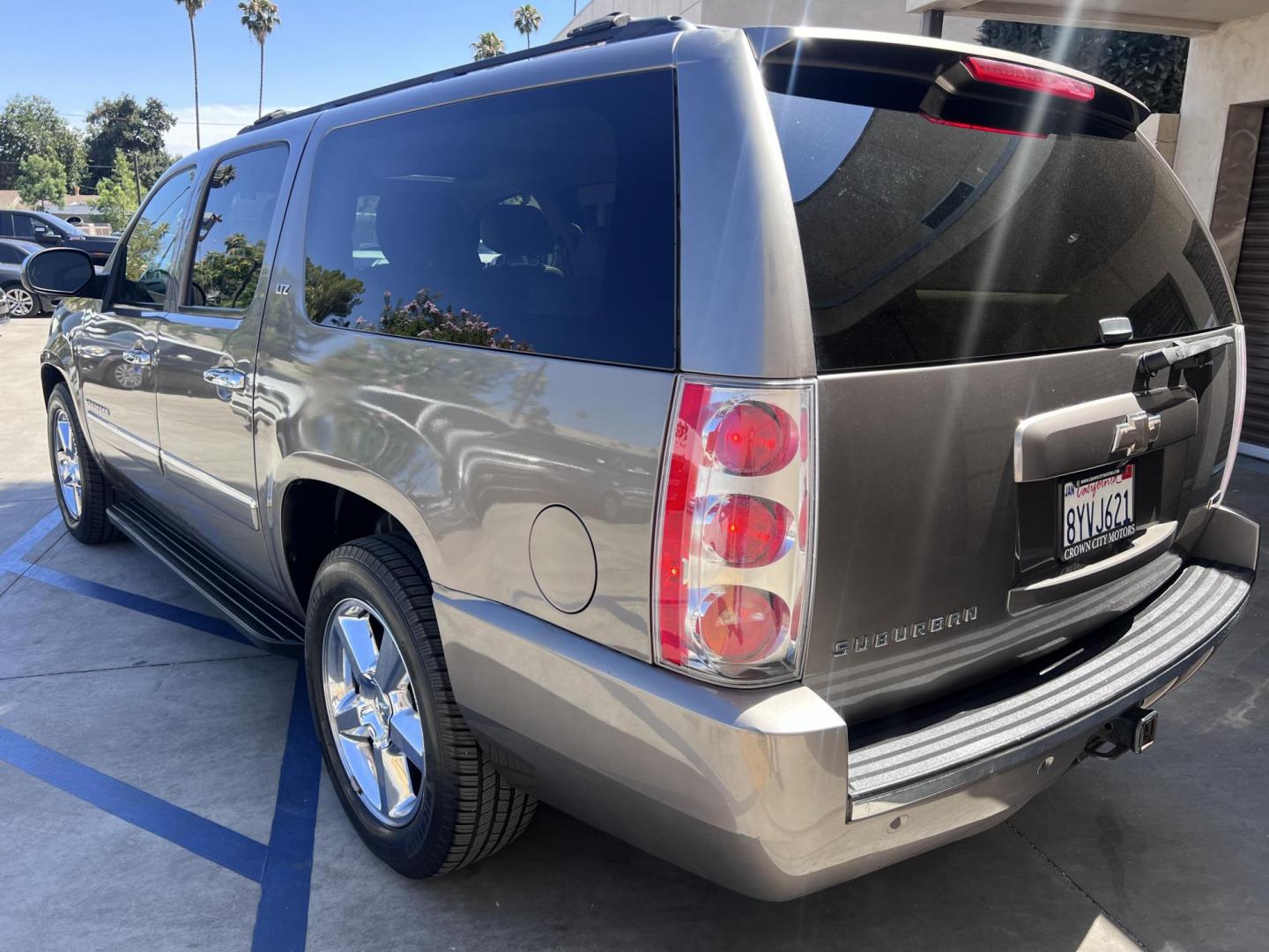 2011 Silver Metallic /Tan Chevrolet Suburban LTZ 1500 4WD (1GNSKKE31BR) with an 5.3L V8 OHV 16V FFV engine, 4-Speed Automatic transmission, located at 30 S. Berkeley Avenue, Pasadena, CA, 91107, (626) 248-7567, 34.145447, -118.109398 - 2011 Chevrolet Suburban LT 4WD – 3rd Row – $995 Down – Buy Here Pay Here – Bad Credit OK – Crown City Motors – Pasadena, CA Looking for a full-size SUV that offers unmatched space, power, and versatility? Look no further than this 2011 Chevrolet Suburban LT 4WD, now available at Crown - Photo#7