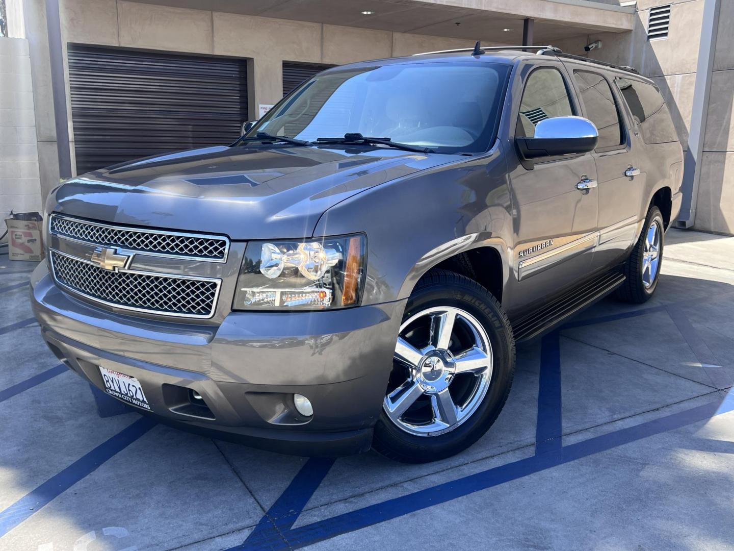2011 Silver Metallic /Tan Chevrolet Suburban LTZ 1500 4WD (1GNSKKE31BR) with an 5.3L V8 OHV 16V FFV engine, 4-Speed Automatic transmission, located at 30 S. Berkeley Avenue, Pasadena, CA, 91107, (626) 248-7567, 34.145447, -118.109398 - 2011 Chevrolet Suburban LT 4WD – 3rd Row – $995 Down – Buy Here Pay Here – Bad Credit OK – Crown City Motors – Pasadena, CA Looking for a full-size SUV that offers unmatched space, power, and versatility? Look no further than this 2011 Chevrolet Suburban LT 4WD, now available at Crown - Photo#5