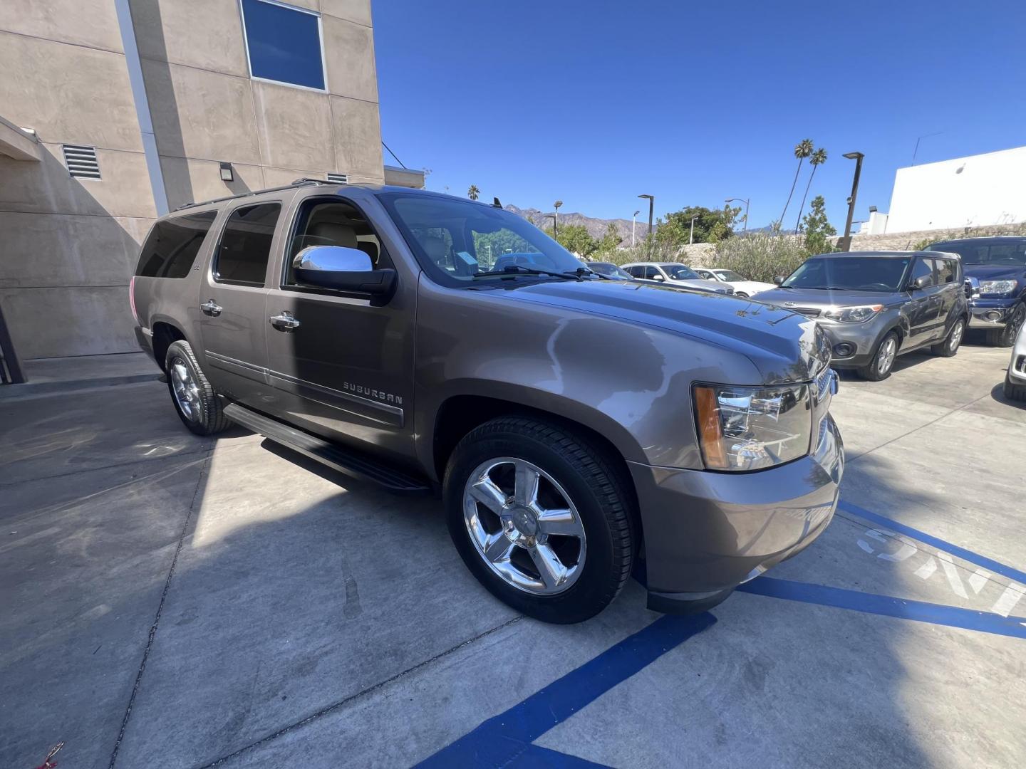 2011 Silver Metallic /Tan Chevrolet Suburban LTZ 1500 4WD (1GNSKKE31BR) with an 5.3L V8 OHV 16V FFV engine, 4-Speed Automatic transmission, located at 30 S. Berkeley Avenue, Pasadena, CA, 91107, (626) 248-7567, 34.145447, -118.109398 - 2011 Chevrolet Suburban LT 4WD – 3rd Row – $995 Down – Buy Here Pay Here – Bad Credit OK – Crown City Motors – Pasadena, CA Looking for a full-size SUV that offers unmatched space, power, and versatility? Look no further than this 2011 Chevrolet Suburban LT 4WD, now available at Crown - Photo#11