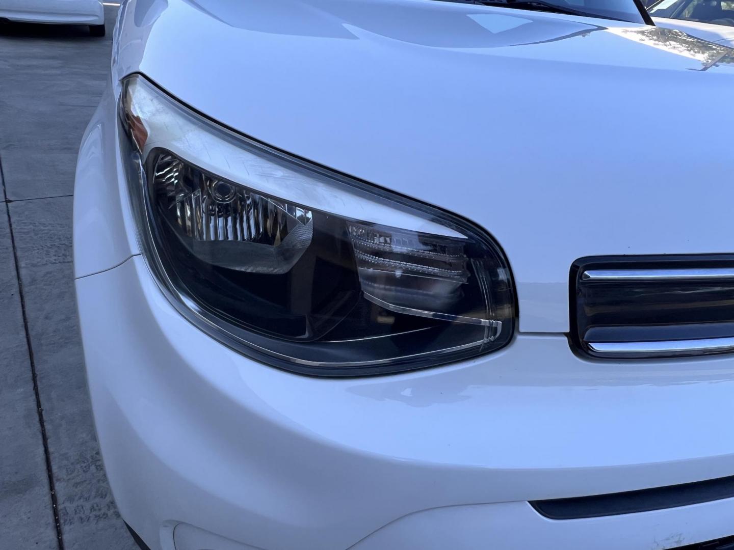 2018 White /Black Kia Soul + (KNDJP3A50J7) with an 2.0L L4 DOHC 16V engine, 6A transmission, located at 30 S. Berkeley Avenue, Pasadena, CA, 91107, (626) 248-7567, 34.145447, -118.109398 - Photo#21