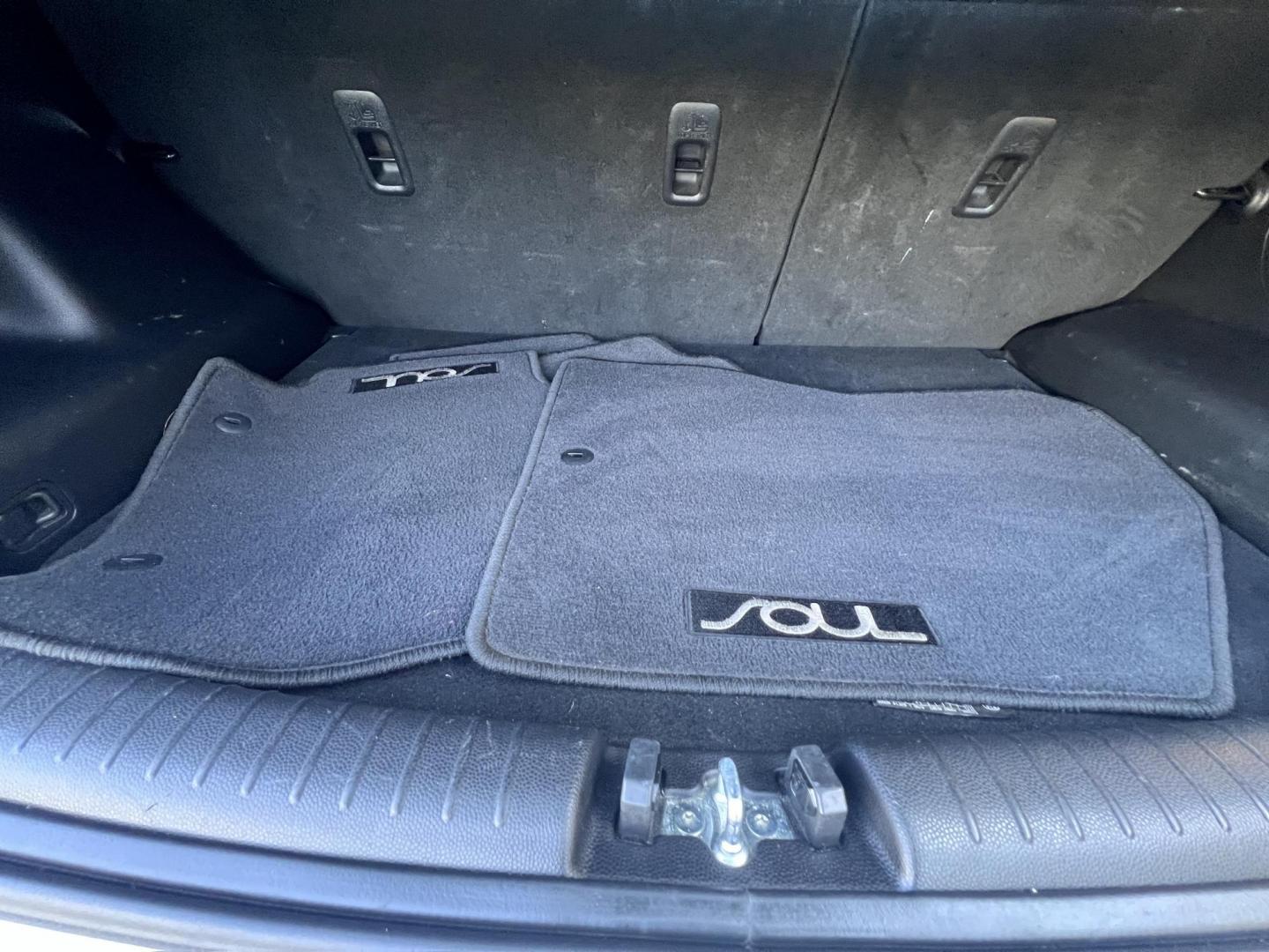 2018 White /Black Kia Soul + (KNDJP3A50J7) with an 2.0L L4 DOHC 16V engine, 6A transmission, located at 30 S. Berkeley Avenue, Pasadena, CA, 91107, (626) 248-7567, 34.145447, -118.109398 - Photo#24