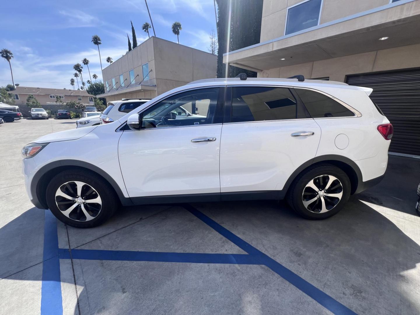 2017 White /BLACK Kia Sorento EX V6 2WD (5XYPH4A5XHG) with an 3.3L V6 DOHC 24V engine, 6A transmission, located at 30 S. Berkeley Avenue, Pasadena, CA, 91107, (626) 248-7567, 34.145447, -118.109398 - Crown City Motors is a used “Buy Here Pay Here” car dealer in Pasadena CA. “Buy Here Pay Here” financing, means that when you purchase your vehicle from our dealership, that you make the payments to the dealership as well. We do not need the banks approval to get you approved for a used auto - Photo#1