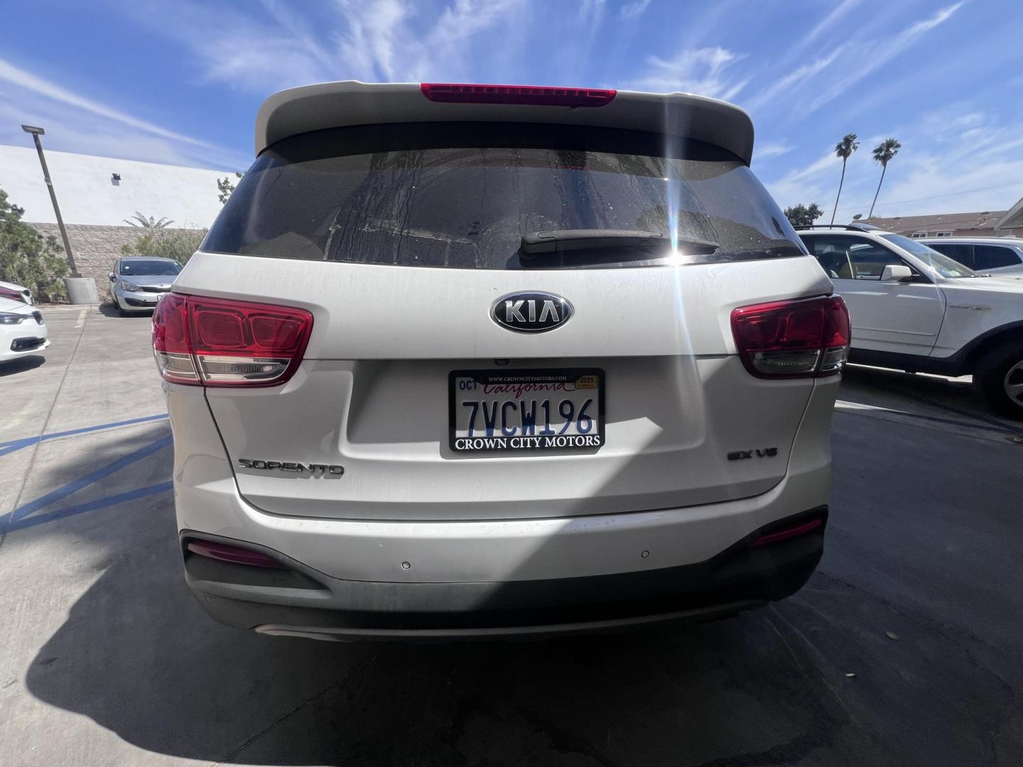 2017 White /BLACK Kia Sorento EX V6 2WD (5XYPH4A5XHG) with an 3.3L V6 DOHC 24V engine, 6A transmission, located at 30 S. Berkeley Avenue, Pasadena, CA, 91107, (626) 248-7567, 34.145447, -118.109398 - Crown City Motors is a used “Buy Here Pay Here” car dealer in Pasadena CA. “Buy Here Pay Here” financing, means that when you purchase your vehicle from our dealership, that you make the payments to the dealership as well. We do not need the banks approval to get you approved for a used auto - Photo#3