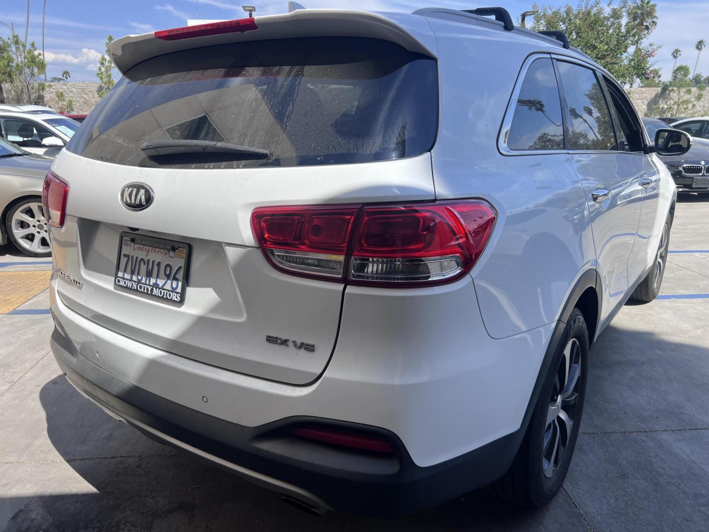 2017 White /BLACK Kia Sorento EX V6 2WD (5XYPH4A5XHG) with an 3.3L V6 DOHC 24V engine, 6A transmission, located at 30 S. Berkeley Avenue, Pasadena, CA, 91107, (626) 248-7567, 34.145447, -118.109398 - Crown City Motors is a used “Buy Here Pay Here” car dealer in Pasadena CA. “Buy Here Pay Here” financing, means that when you purchase your vehicle from our dealership, that you make the payments to the dealership as well. We do not need the banks approval to get you approved for a used auto - Photo#4