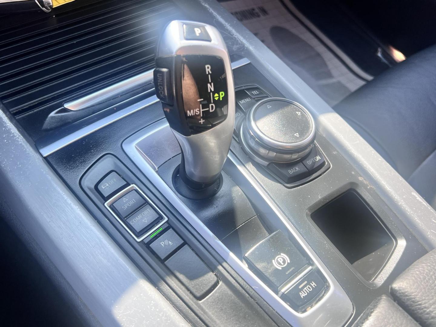 2015 Silver Metallic /black BMW X5 sDrive35i (5UXKR2C55F0) with an 3.0L L6 DOHC 24V engine, 8-Speed Automatic transmission, located at 30 S. Berkeley Avenue, Pasadena, CA, 91107, (626) 248-7567, 34.145447, -118.109398 - Crown City Motors is a used “Buy Here Pay Here” car dealer in Pasadena CA. “Buy Here Pay Here” financing, means that when you purchase your vehicle from our dealership, that you make the payments to the dealership as well. We do not need the banks approval to get you approved for a used auto - Photo#25