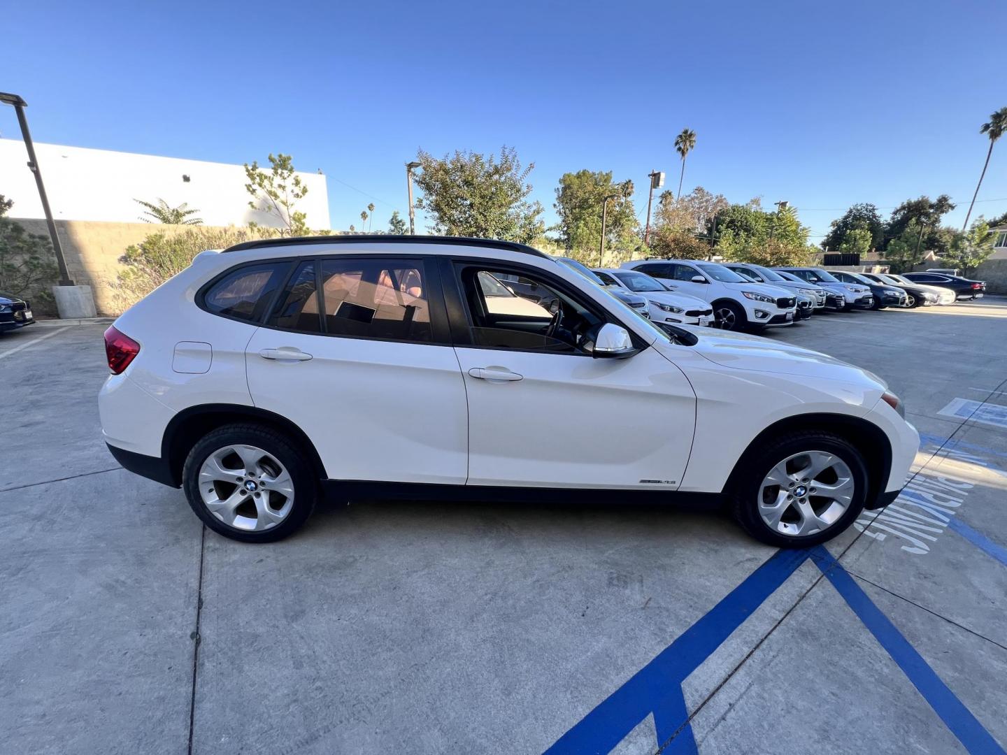 2014 White /beige BMW X1 sDrive28i (WBAVM1C50EV) with an 2.0L L4 DOHC 16V engine, 8-Speed Automatic transmission, located at 30 S. Berkeley Avenue, Pasadena, CA, 91107, (626) 248-7567, 34.145447, -118.109398 - Crown City Motors is a used “Buy Here Pay Here” car dealer in Pasadena CA. “Buy Here Pay Here” financing, means that when you purchase your vehicle from our dealership, that you make the payments to the dealership as well. We do not need the banks approval to get you approved for a used auto - Photo#6