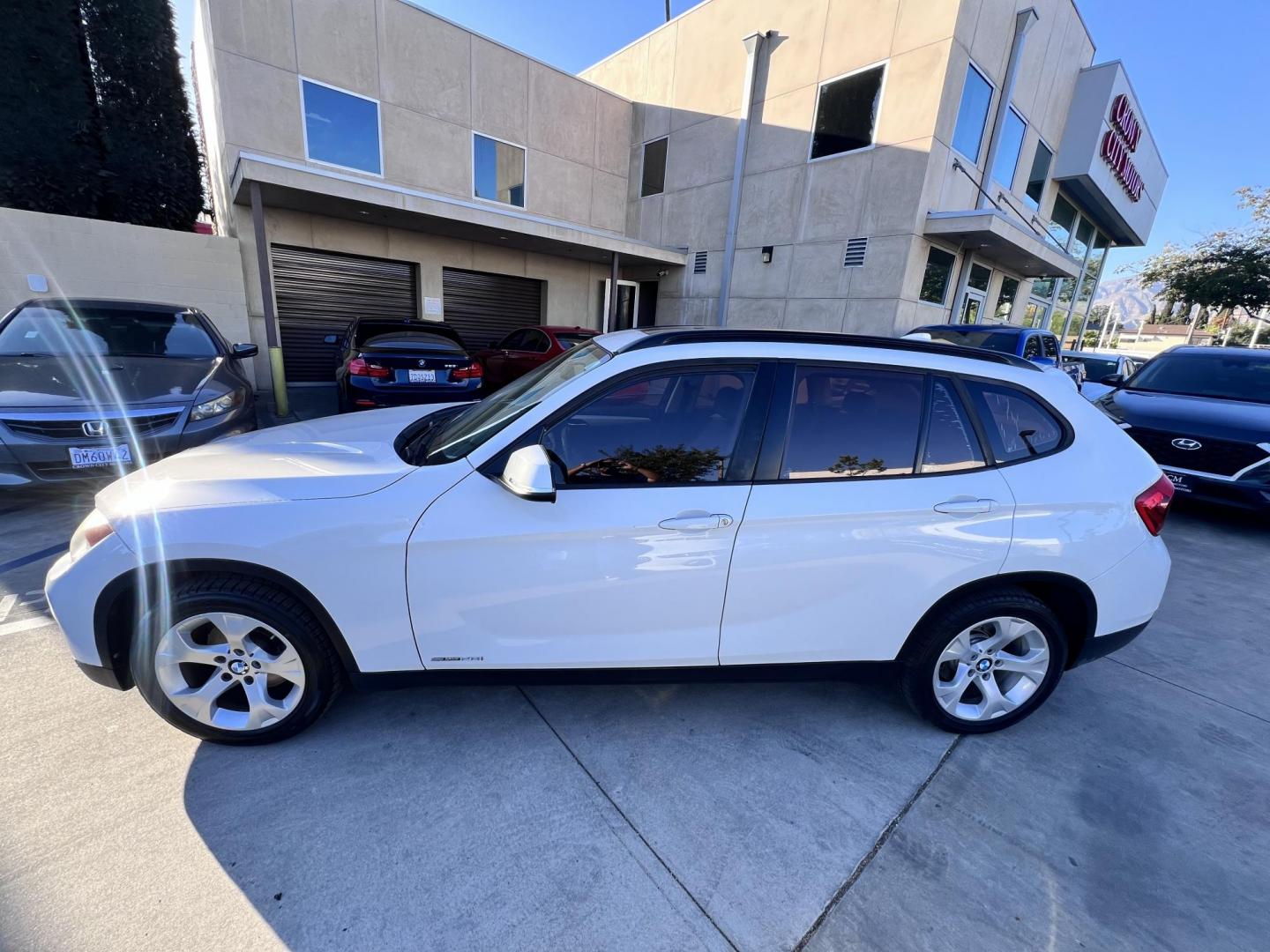 2014 White /beige BMW X1 sDrive28i (WBAVM1C50EV) with an 2.0L L4 DOHC 16V engine, 8-Speed Automatic transmission, located at 30 S. Berkeley Avenue, Pasadena, CA, 91107, (626) 248-7567, 34.145447, -118.109398 - Crown City Motors is a used “Buy Here Pay Here” car dealer in Pasadena CA. “Buy Here Pay Here” financing, means that when you purchase your vehicle from our dealership, that you make the payments to the dealership as well. We do not need the banks approval to get you approved for a used auto - Photo#5