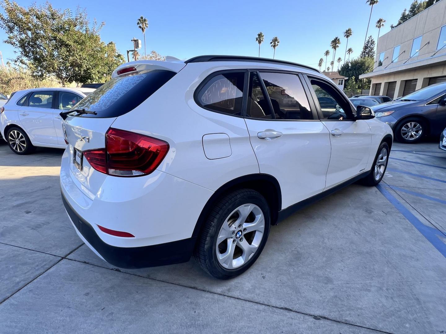 2014 White /beige BMW X1 sDrive28i (WBAVM1C50EV) with an 2.0L L4 DOHC 16V engine, 8-Speed Automatic transmission, located at 30 S. Berkeley Avenue, Pasadena, CA, 91107, (626) 248-7567, 34.145447, -118.109398 - Crown City Motors is a used “Buy Here Pay Here” car dealer in Pasadena CA. “Buy Here Pay Here” financing, means that when you purchase your vehicle from our dealership, that you make the payments to the dealership as well. We do not need the banks approval to get you approved for a used auto - Photo#7