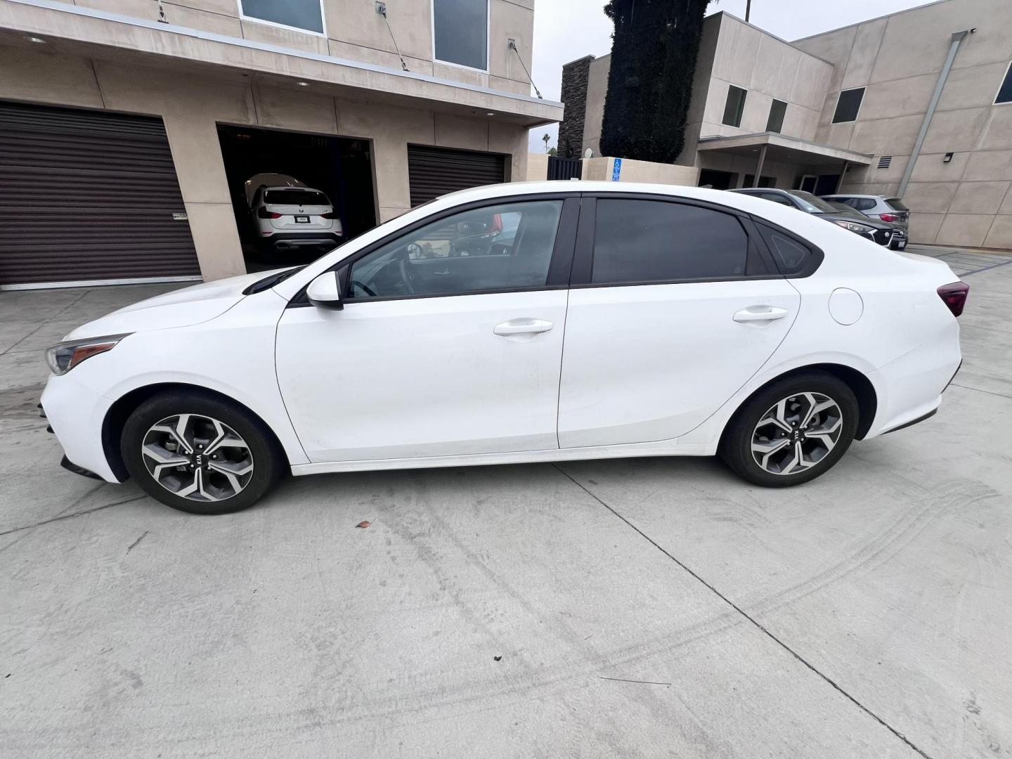 2021 White /black Kia Forte FE (3KPF24AD3ME) with an 2.0L L4 DOHC 16V engine, CVT transmission, located at 30 S. Berkeley Avenue, Pasadena, CA, 91107, (626) 248-7567, 34.145447, -118.109398 - Crown City Motors is a used “Buy Here Pay Here” car dealer in Pasadena CA. “Buy Here Pay Here” financing, means that when you purchase your vehicle from our dealership, that you make the payments to the dealership as well. We do not need the banks approval to get you approved for a used auto - Photo#1