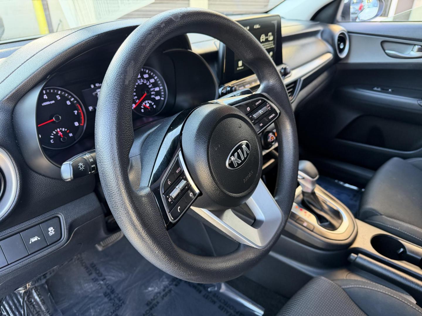 2021 White /black Kia Forte FE (3KPF24AD3ME) with an 2.0L L4 DOHC 16V engine, CVT transmission, located at 30 S. Berkeley Avenue, Pasadena, CA, 91107, (626) 248-7567, 34.145447, -118.109398 - Crown City Motors is a used “Buy Here Pay Here” car dealer in Pasadena CA. “Buy Here Pay Here” financing, means that when you purchase your vehicle from our dealership, that you make the payments to the dealership as well. We do not need the banks approval to get you approved for a used auto - Photo#6