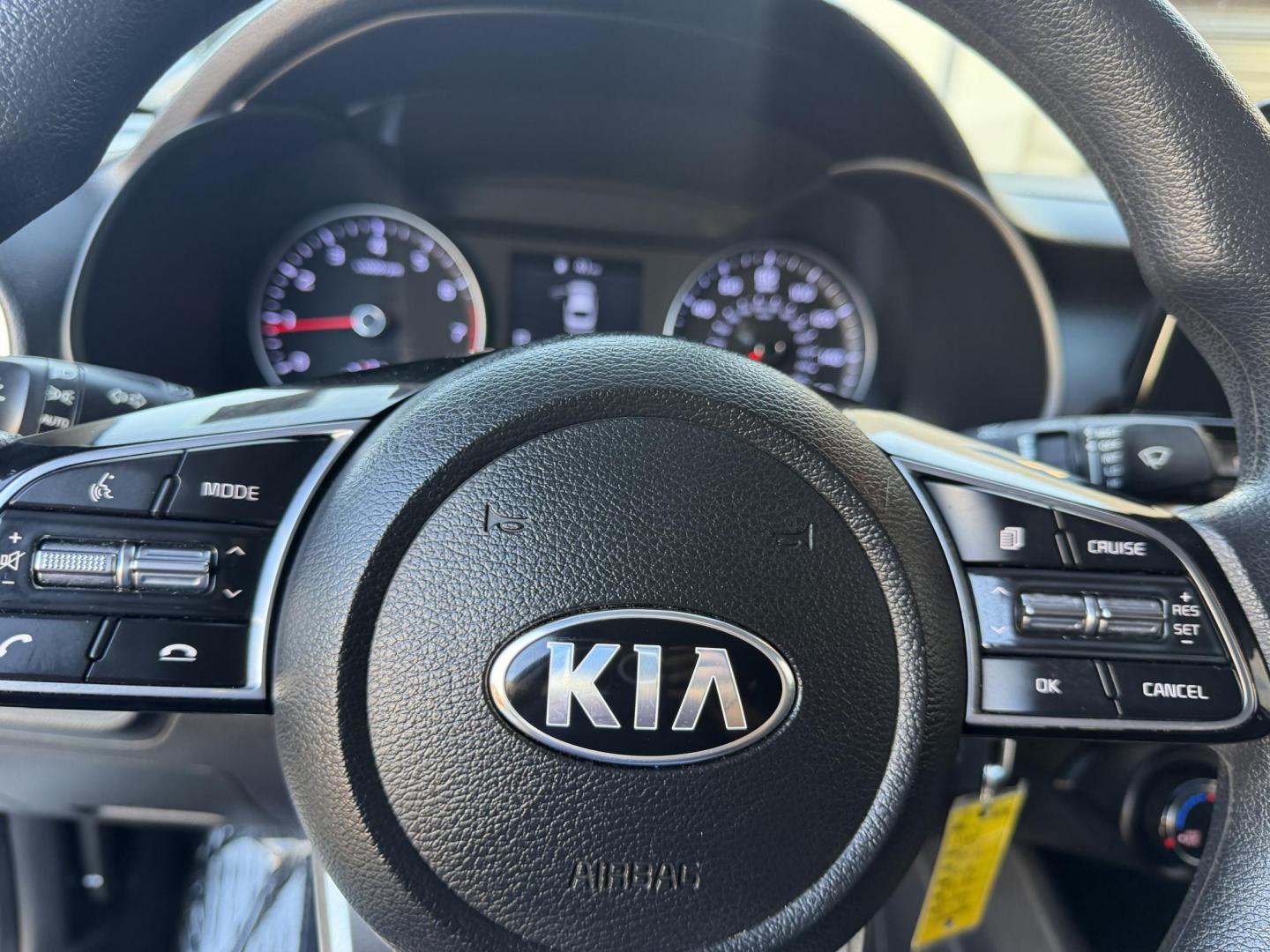 2021 White /black Kia Forte FE (3KPF24AD3ME) with an 2.0L L4 DOHC 16V engine, CVT transmission, located at 30 S. Berkeley Avenue, Pasadena, CA, 91107, (626) 248-7567, 34.145447, -118.109398 - Crown City Motors is a used “Buy Here Pay Here” car dealer in Pasadena CA. “Buy Here Pay Here” financing, means that when you purchase your vehicle from our dealership, that you make the payments to the dealership as well. We do not need the banks approval to get you approved for a used auto - Photo#17