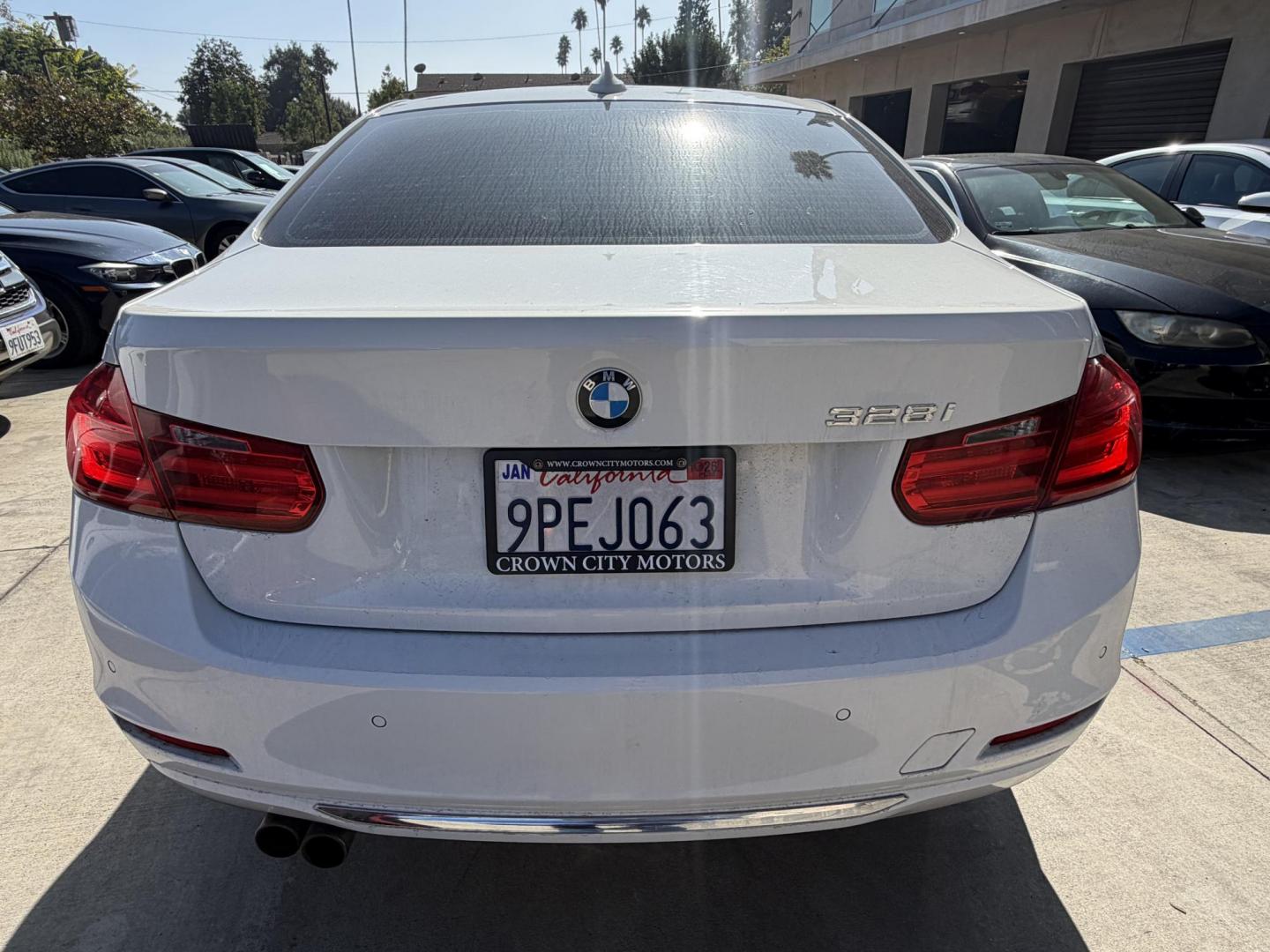 2015 White /Black BMW 3-Series 328i xDrive Sedan (WBA3B3G57FN) with an 2.0L L4 DOHC 16V engine, 8-Speed Automatic transmission, located at 30 S. Berkeley Avenue, Pasadena, CA, 91107, (626) 248-7567, 34.145447, -118.109398 - Photo#3