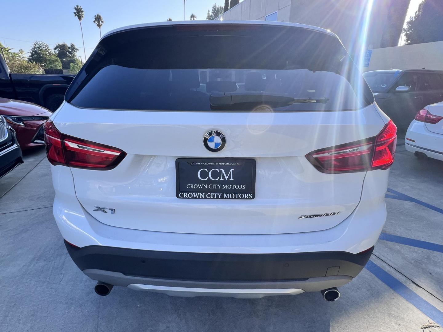 2016 White /Black BMW X1 xDrive28i (WBXHT3C38GP) with an 2.0L L4 DOHC 16V engine, 8A transmission, located at 30 S. Berkeley Avenue, Pasadena, CA, 91107, (626) 248-7567, 34.145447, -118.109398 - Photo#3