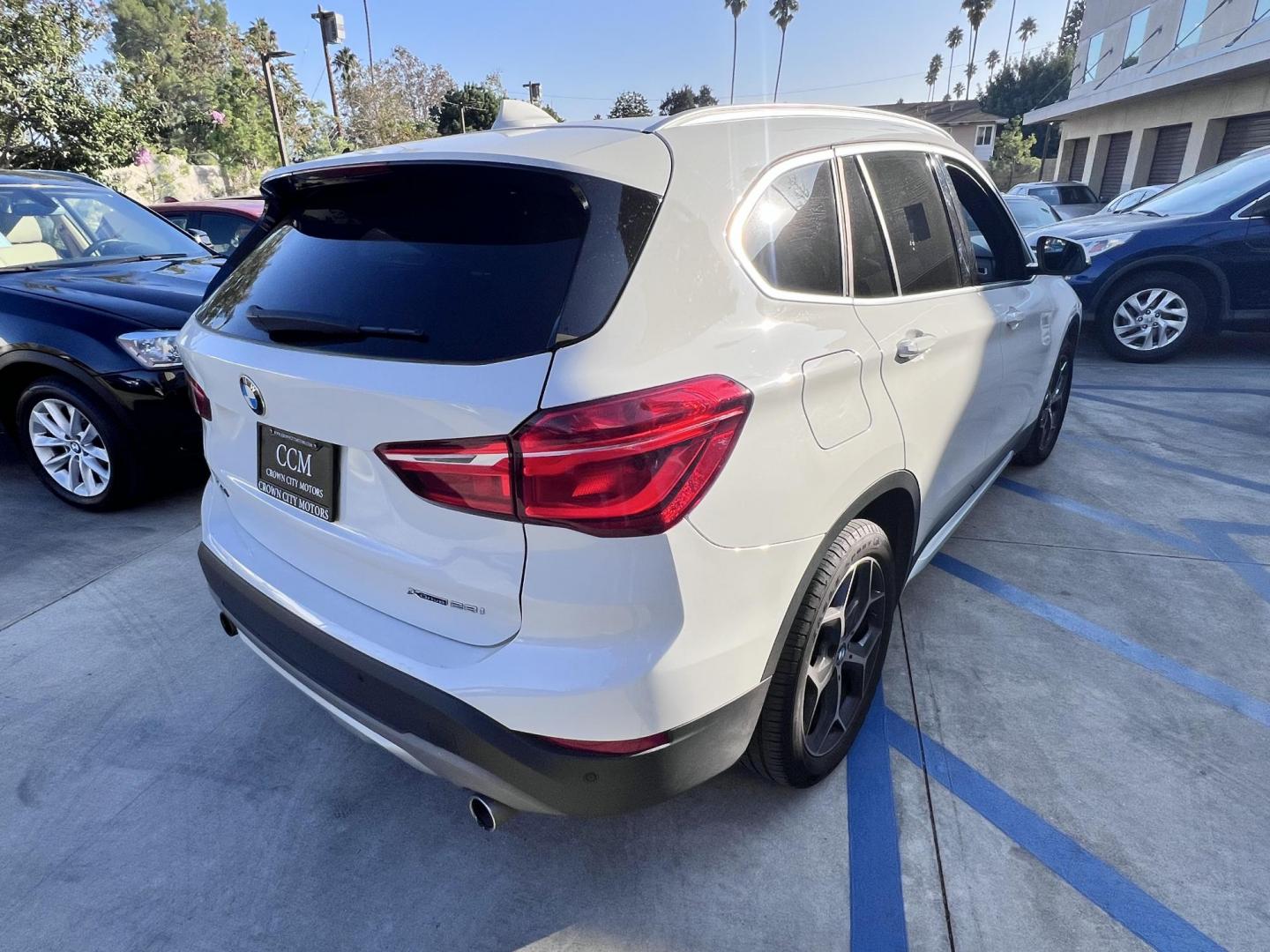 2016 White /Black BMW X1 xDrive28i (WBXHT3C38GP) with an 2.0L L4 DOHC 16V engine, 8A transmission, located at 30 S. Berkeley Avenue, Pasadena, CA, 91107, (626) 248-7567, 34.145447, -118.109398 - Photo#4