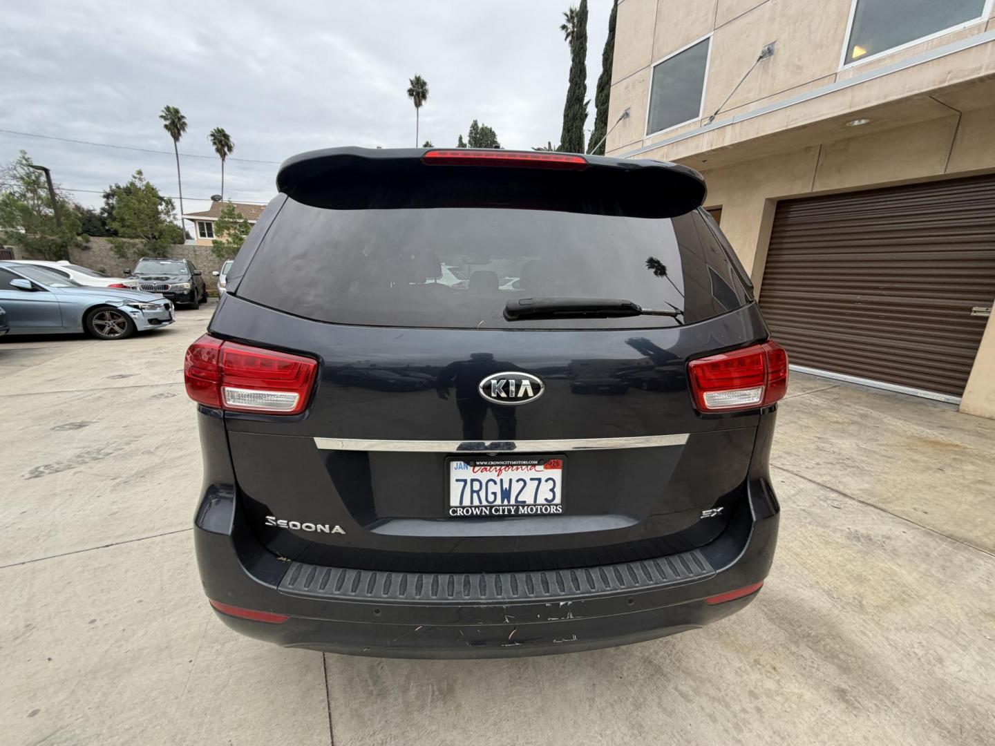 2016 Space Gray Metallic /Gray Kia Sedona EX (KNDMC5C18G6) with an 3.3L V6 DOHC 24V engine, 6-Speed Automatic transmission, located at 30 S. Berkeley Avenue, Pasadena, CA, 91107, (626) 248-7567, 34.145447, -118.109398 - Photo#3