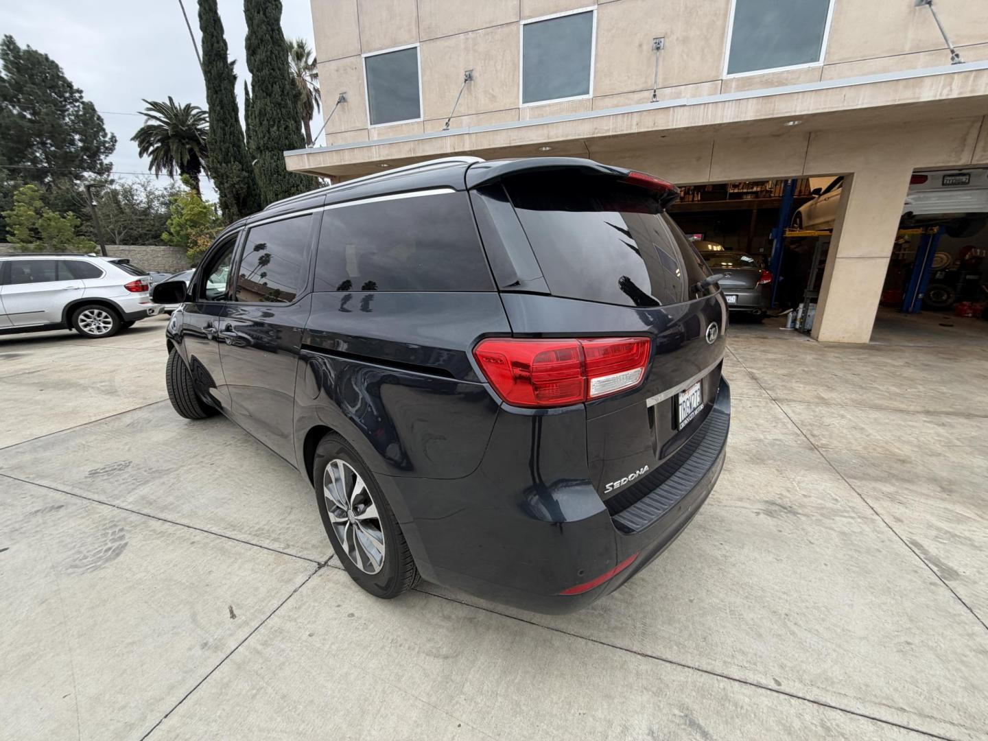 2016 Space Gray Metallic /Gray Kia Sedona EX (KNDMC5C18G6) with an 3.3L V6 DOHC 24V engine, 6-Speed Automatic transmission, located at 30 S. Berkeley Avenue, Pasadena, CA, 91107, (626) 248-7567, 34.145447, -118.109398 - Photo#4