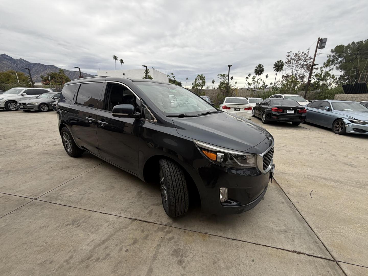 2016 Space Gray Metallic /Gray Kia Sedona EX (KNDMC5C18G6) with an 3.3L V6 DOHC 24V engine, 6-Speed Automatic transmission, located at 30 S. Berkeley Avenue, Pasadena, CA, 91107, (626) 248-7567, 34.145447, -118.109398 - Photo#6