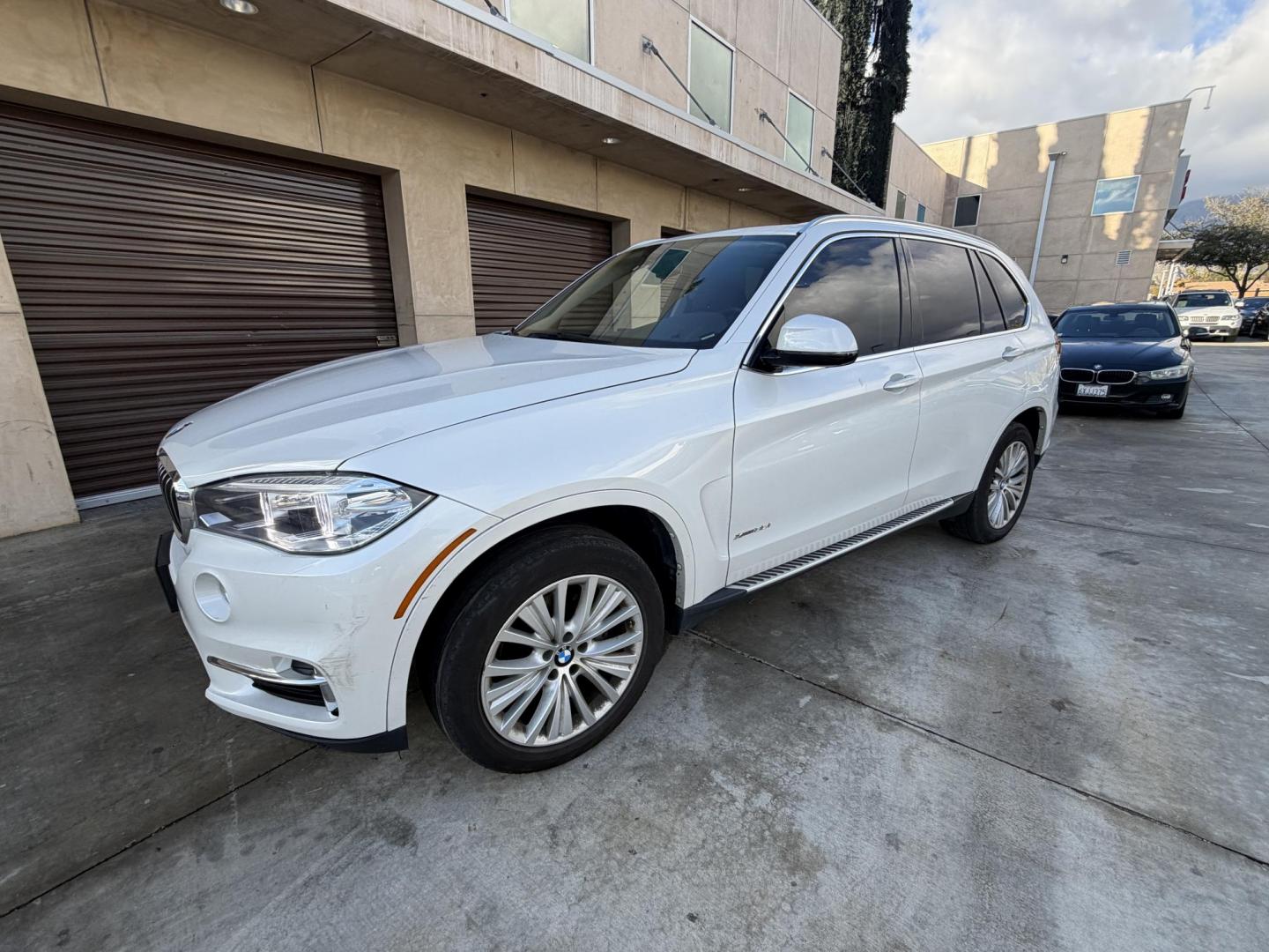 2016 Alpine White /Black BMW X5 xDrive35i (5UXKR0C59G0) with an 3.0L L6 DOHC 24V engine, 8A transmission, located at 30 S. Berkeley Avenue, Pasadena, CA, 91107, (626) 248-7567, 34.145447, -118.109398 - Photo#1